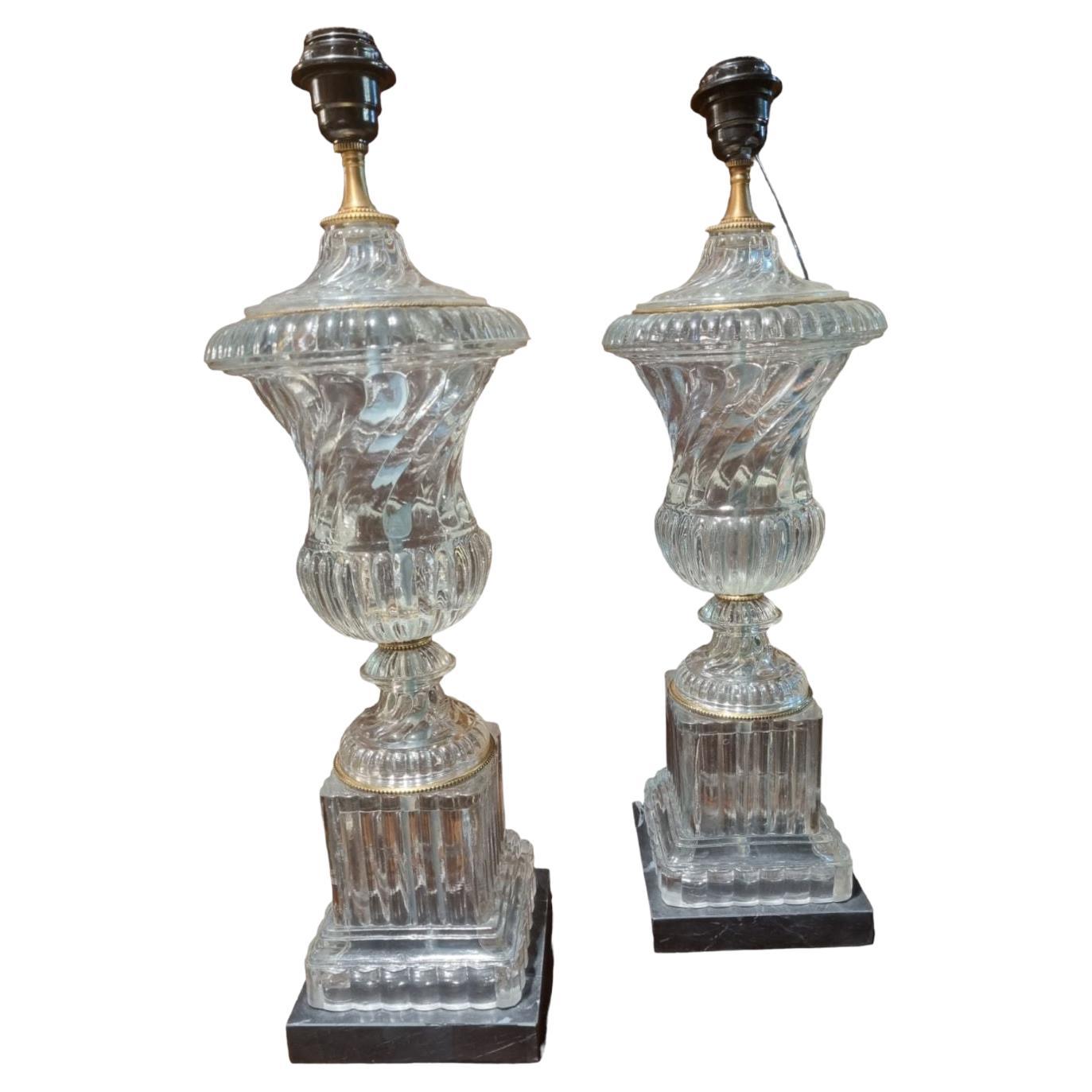 Paire de lampes de bureau en forme d'urne en cristal en vente