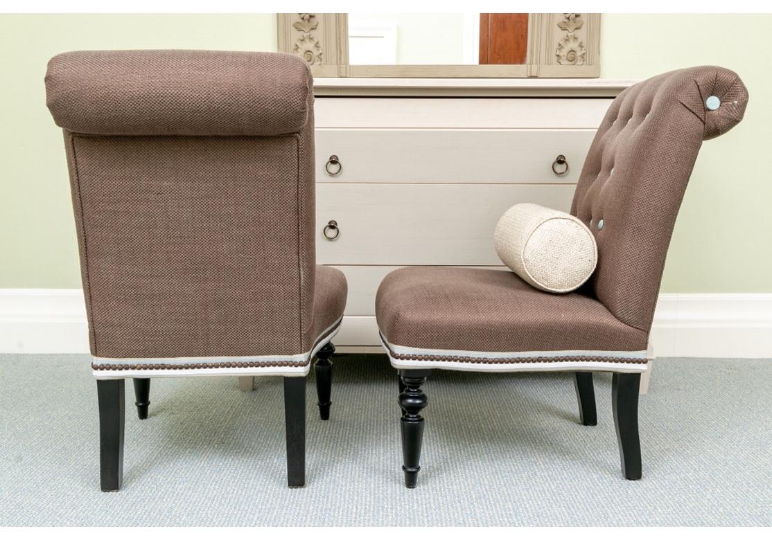Ein Paar maßgefertigte französische Sessel ohne Armlehne im Zustand „Gut“ im Angebot in Bridgeport, CT