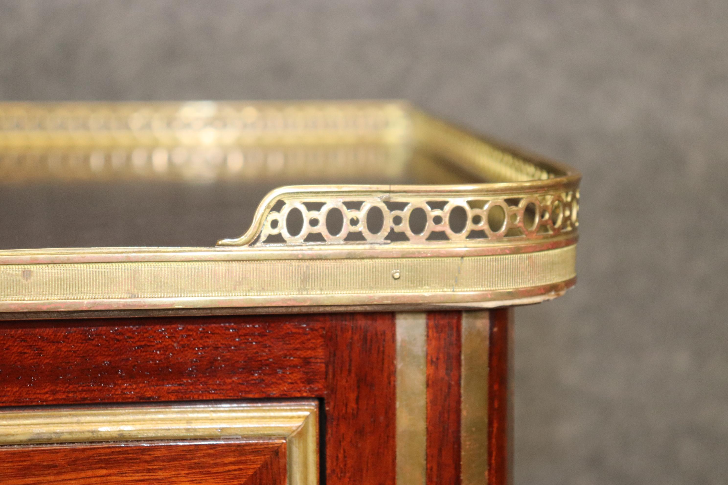 Fine Pair of Custom-Made French Louis XVI Bronze Mounted Jansen Style Commodes In Good Condition In Swedesboro, NJ
