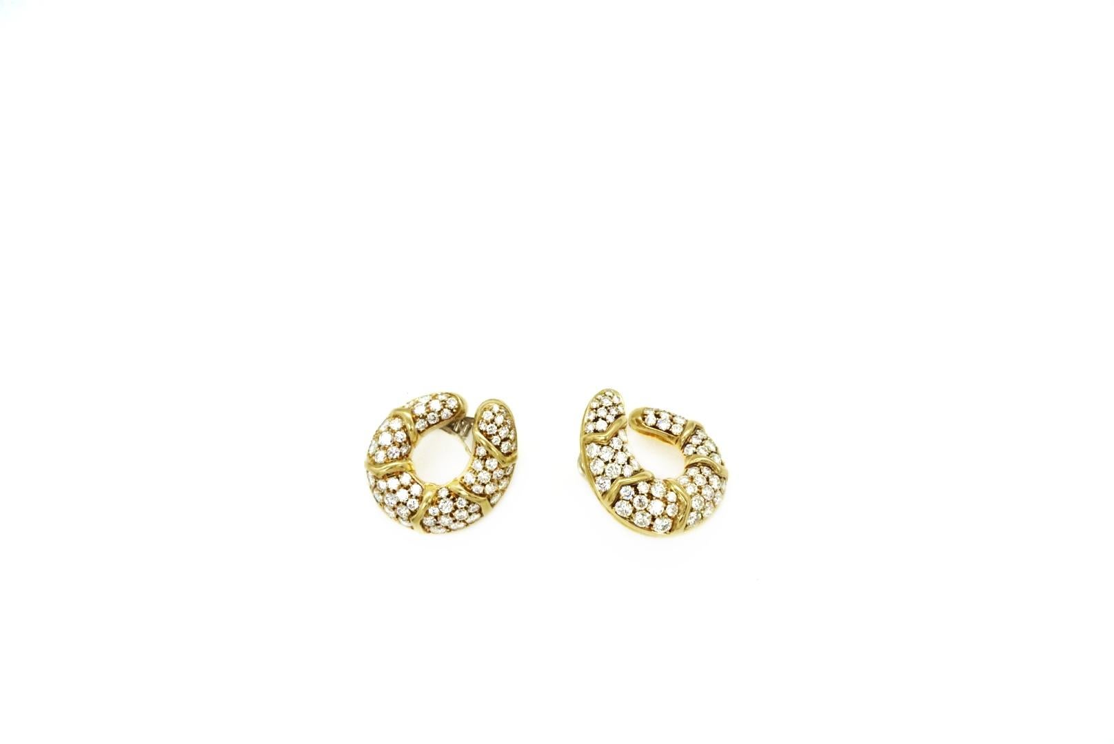 Round Cut Fine Pair of Diamond and Gold Earrings For Sale