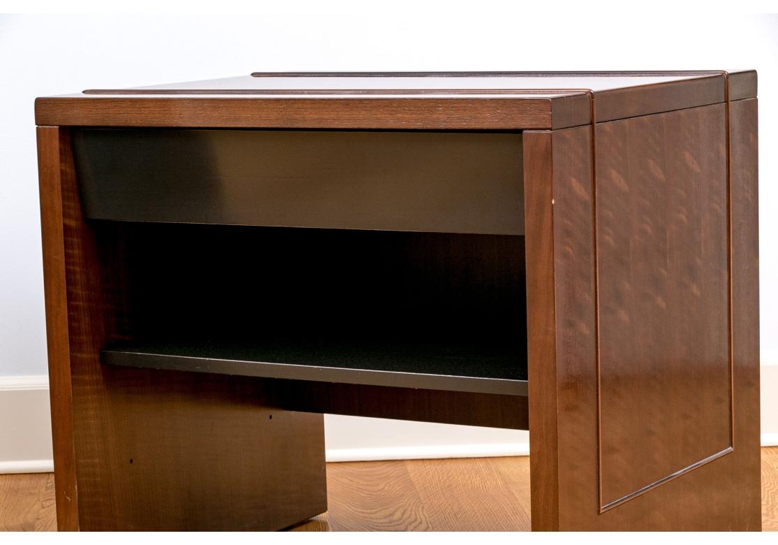 Un par de mesas finamente elaboradas, adecuadas como mesas auxiliares o mesillas de noche, diseñadas para Baker Furniture por Bill Sofield. De buen tamaño y gran solidez, las mesas tienen armazones exteriores de caoba de tono profundo con un fino