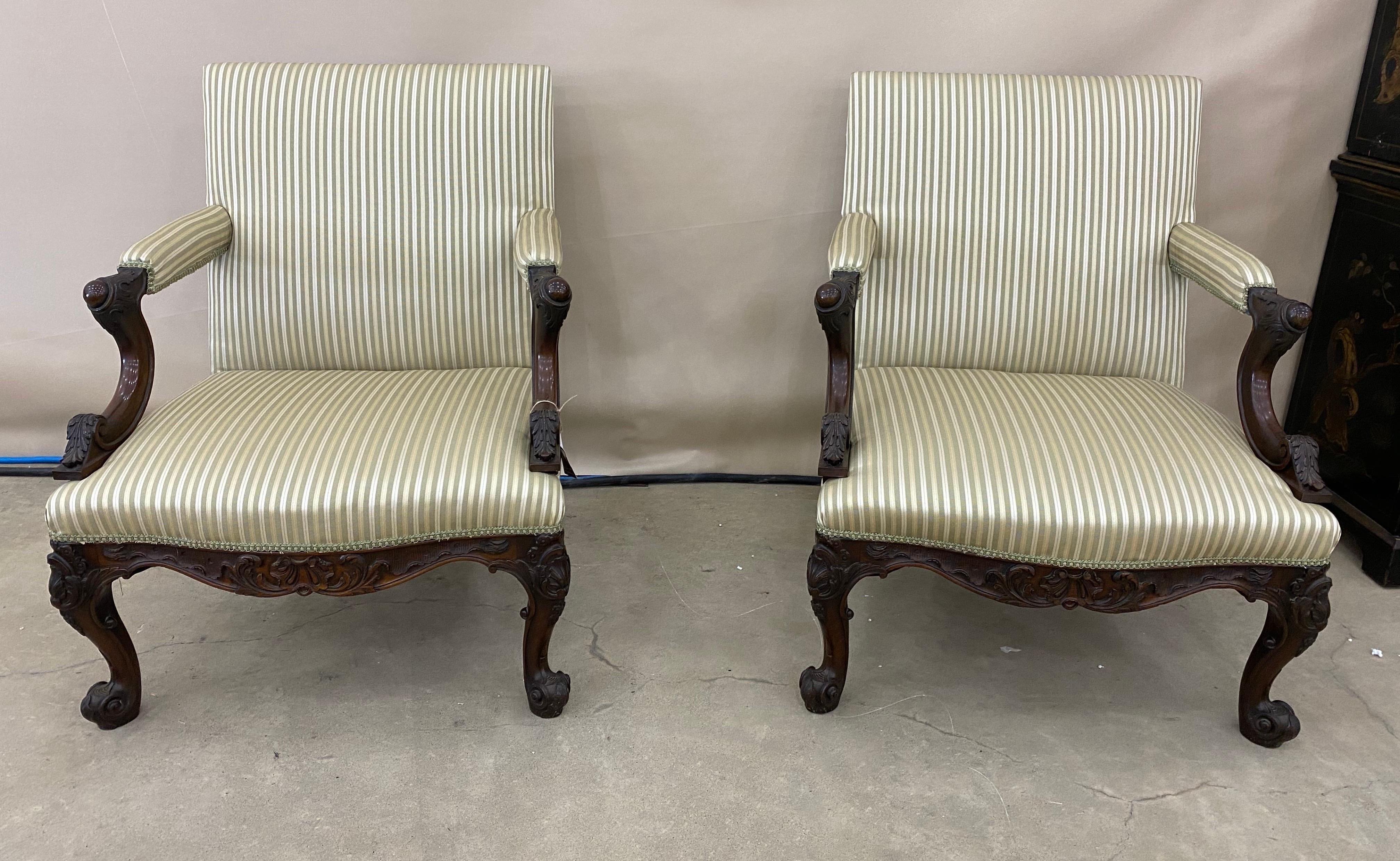 Georgien Paire de chaises Gainsborough en acajou de style géorgien du début du 19e siècle en vente
