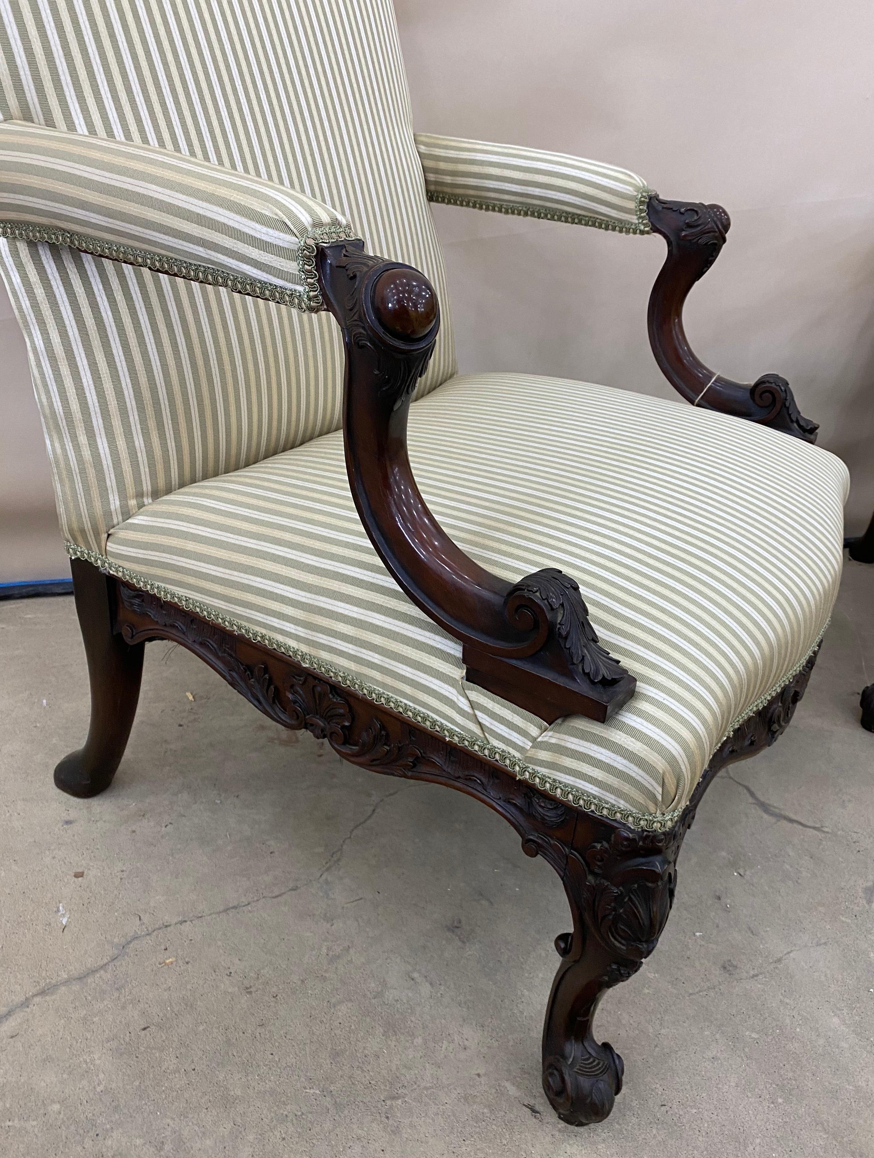 Acajou Paire de chaises Gainsborough en acajou de style géorgien du début du 19e siècle en vente
