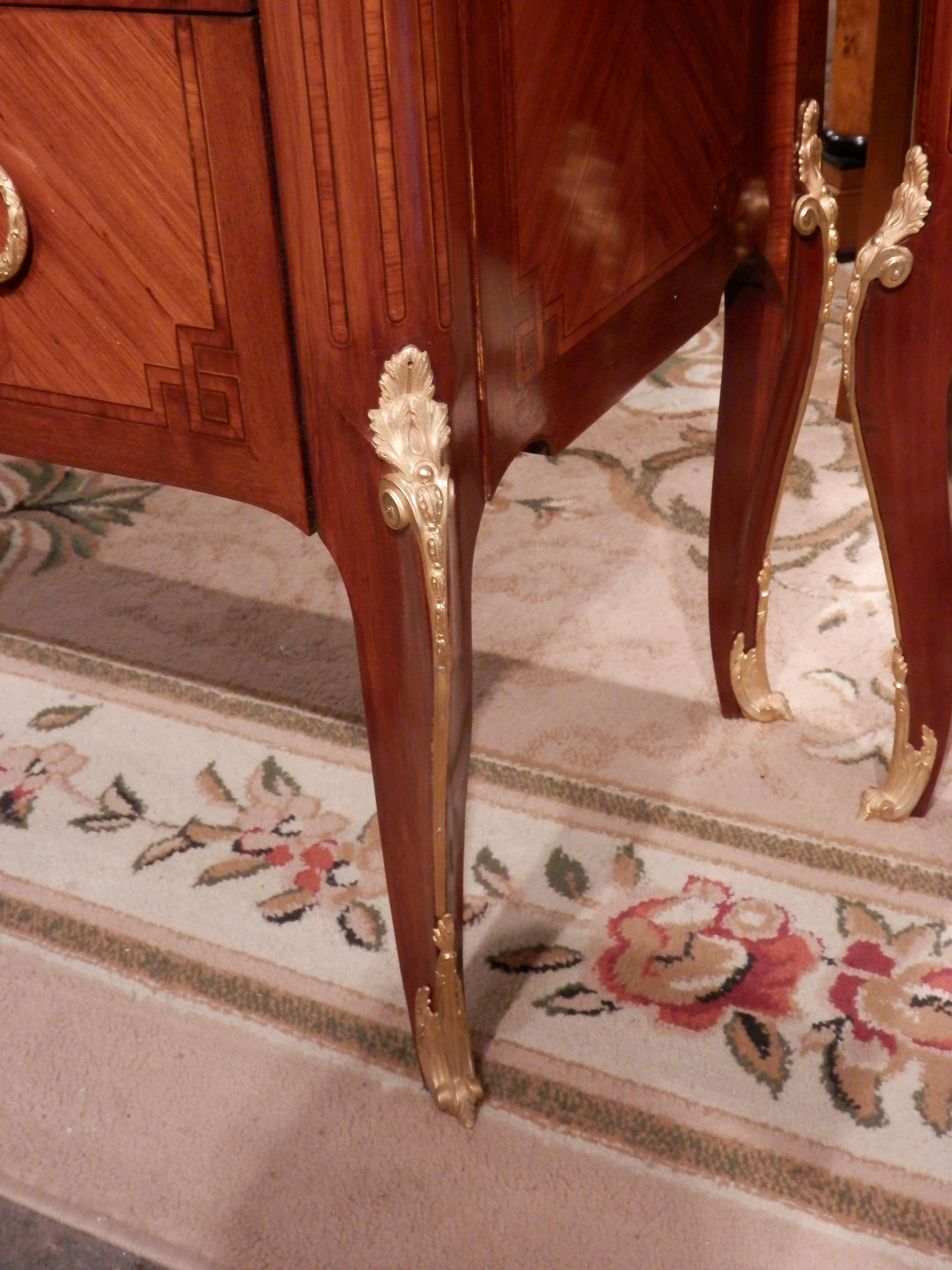 Fine Pair of Early 20th Century French Transitional Louis XV-XVI Kingwood Chests In Good Condition In Dallas, TX