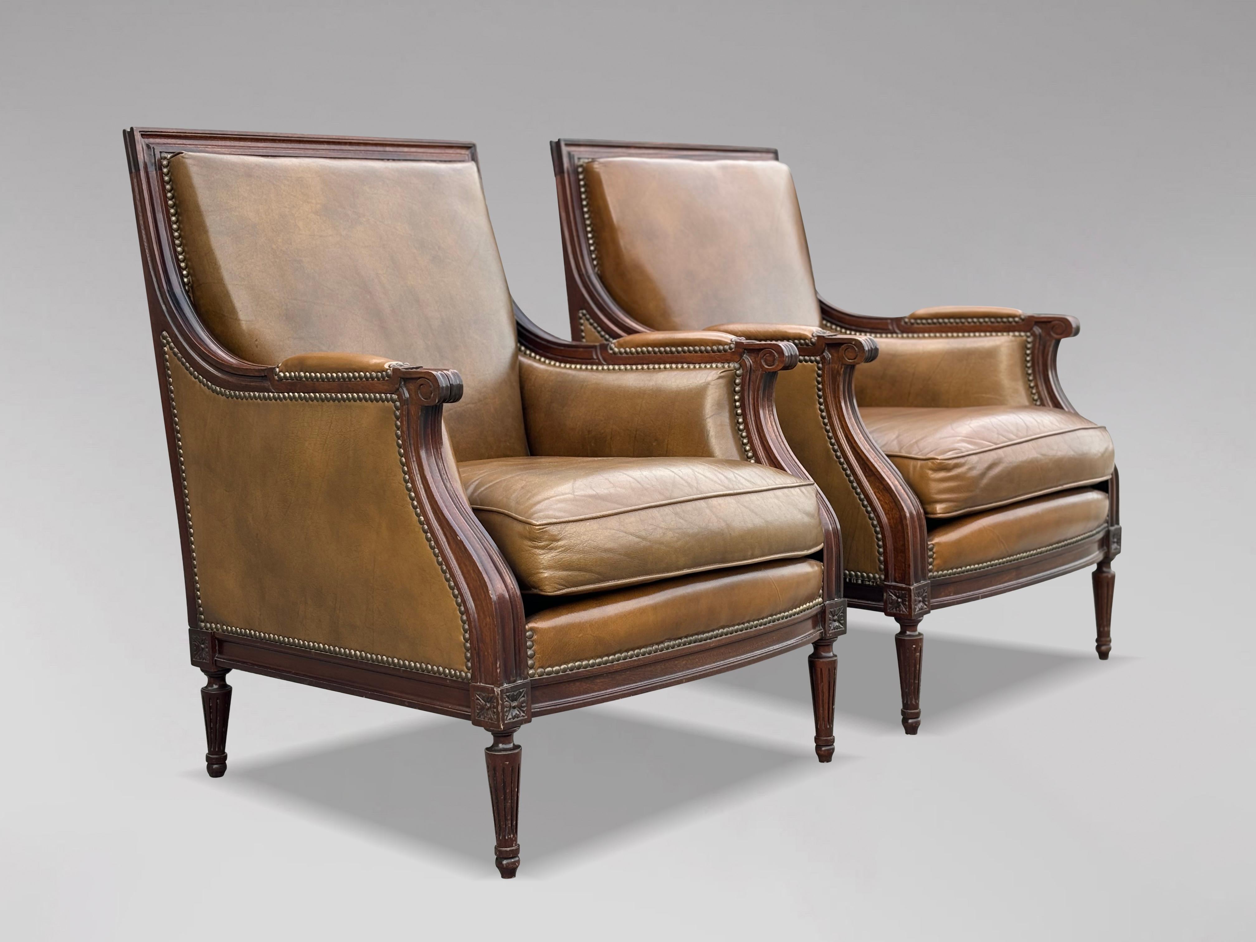 Paire de fauteuils club de bibliothèque en acajou et cuir d'époque édouardienne

Paire de fauteuils club bibliothèque en acajou et cuir de la période édouardienne du début du 20e siècle, tapissés de cuir vert-brun. Un dossier carré moulé, des