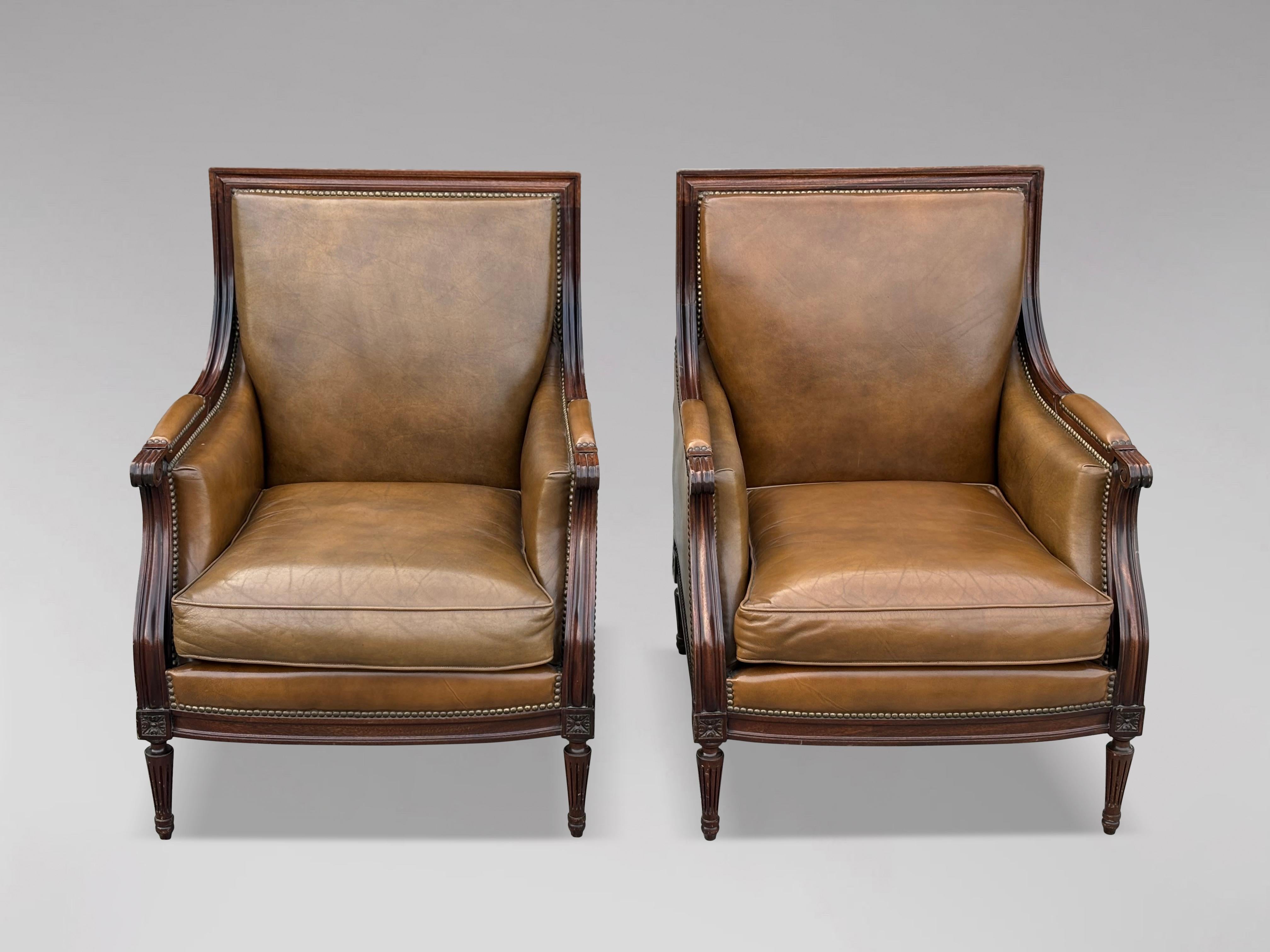 Édouardien Paire de fauteuils club de bibliothèque en cuir de l'époque édouardienne en vente