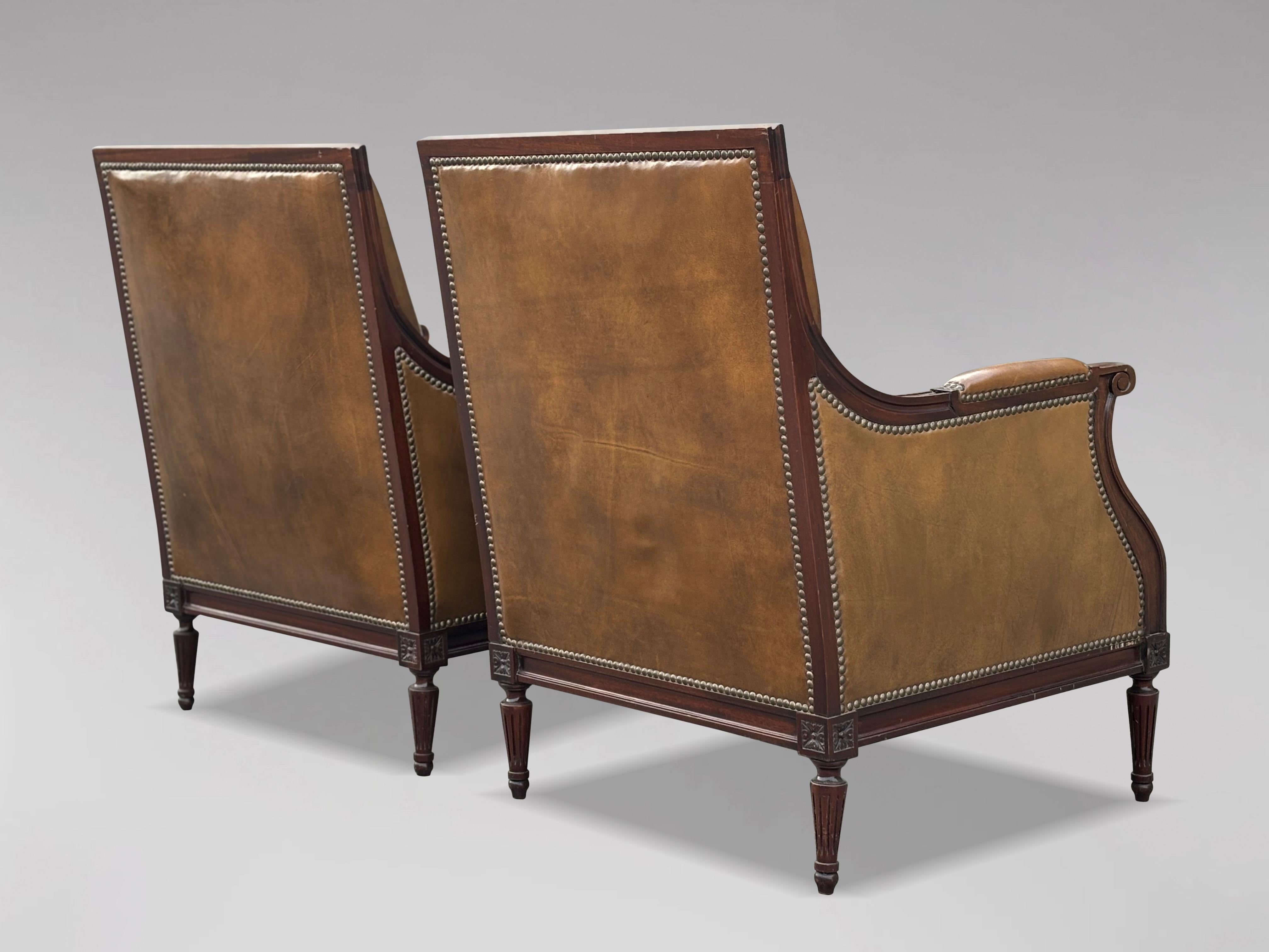 Britannique Paire de fauteuils club de bibliothèque en cuir de l'époque édouardienne en vente