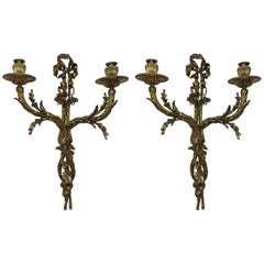 Zwei elegante französische, zweiarmige, filigrane Doré-Bronze-Wandleuchter mit Schleife und Quaste, Paar