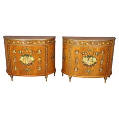 Raffinata coppia di commodes Demilune decorate in legno di raso inglese di Adams