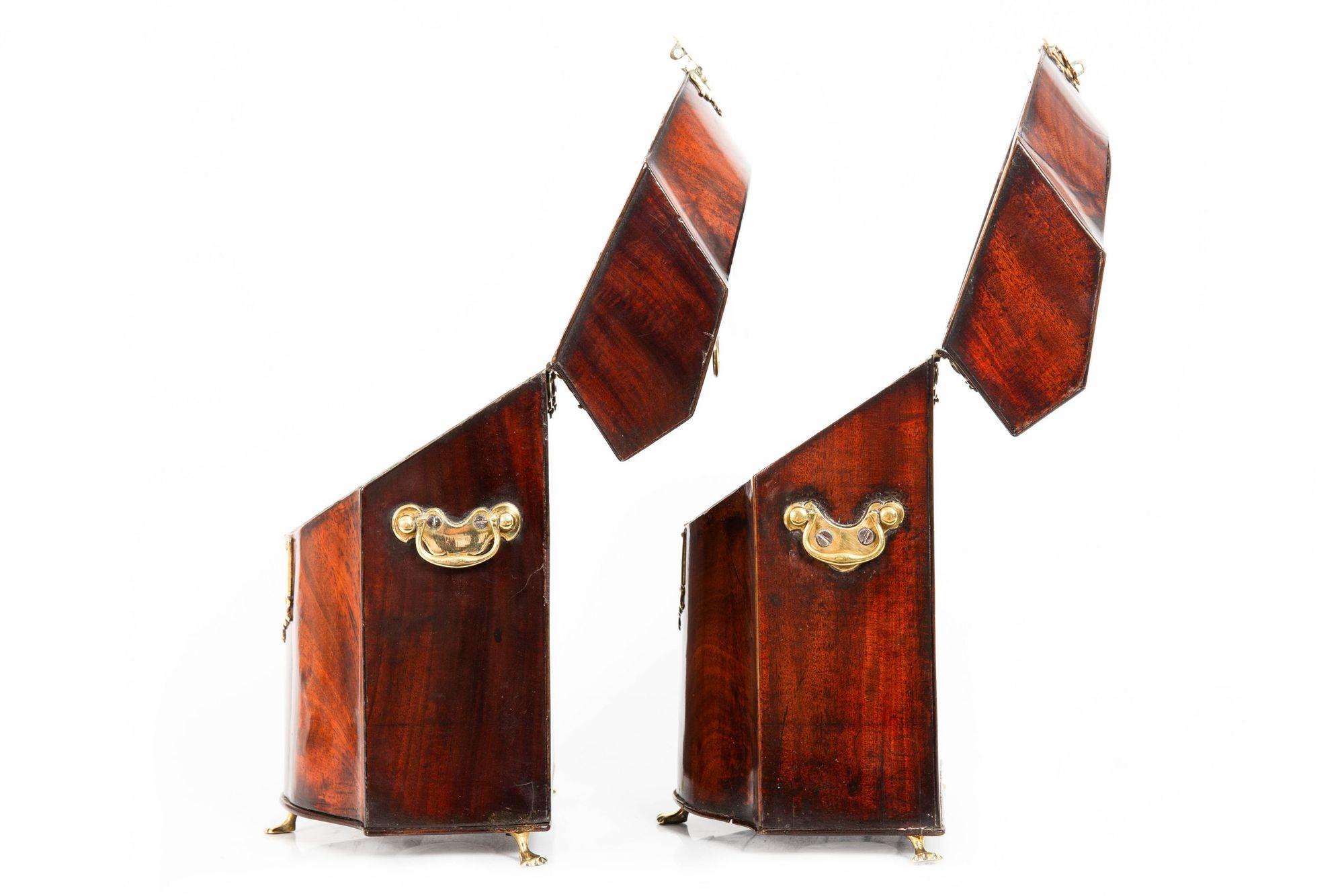 Fine Pair of English George III Period Antique Mahogany Boxes circa 1780 In Good Condition For Sale In Shippensburg, PA