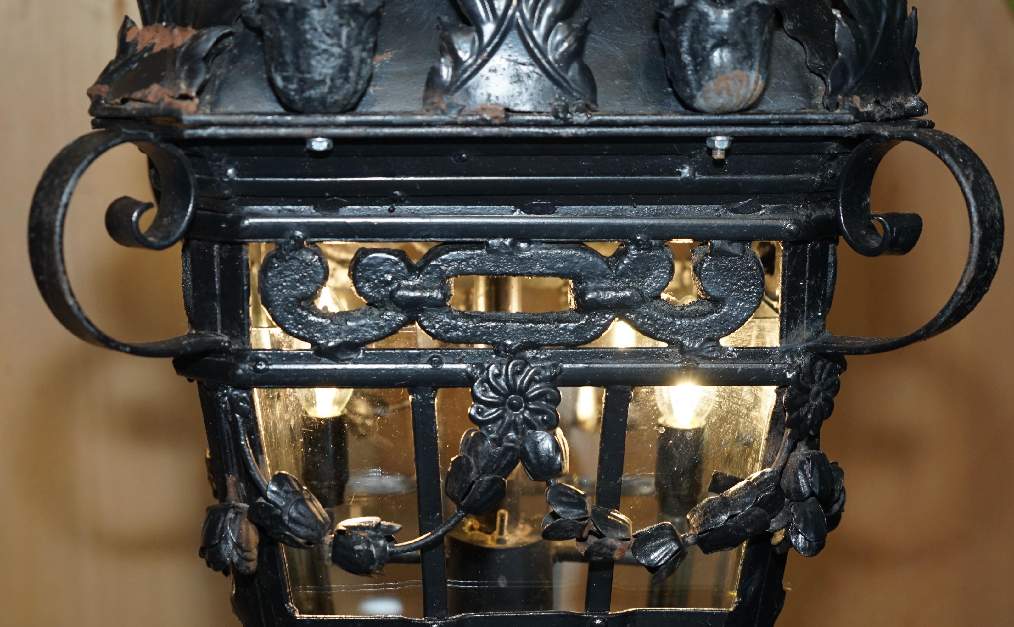 FINE PAIR OF EXTRA LARGE 20TH CENTURY FRENCH PARISIAN ART DECO HANGING LANTERNs For Sale 3