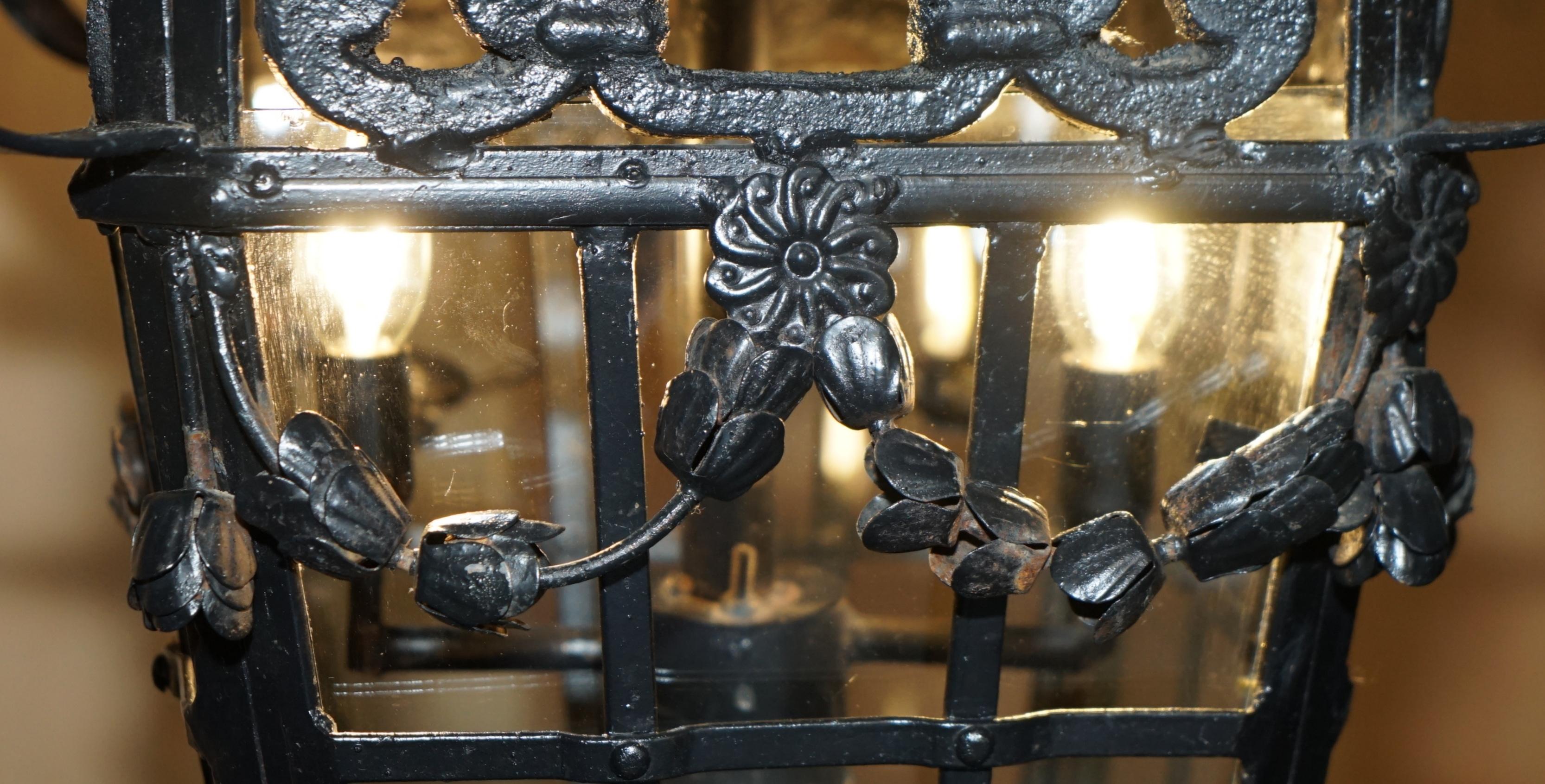 FINE PAIR OF EXTRA LARGE 20TH CENTURY FRENCH PARISIAN ART DECO HANGING LANTERNs For Sale 4