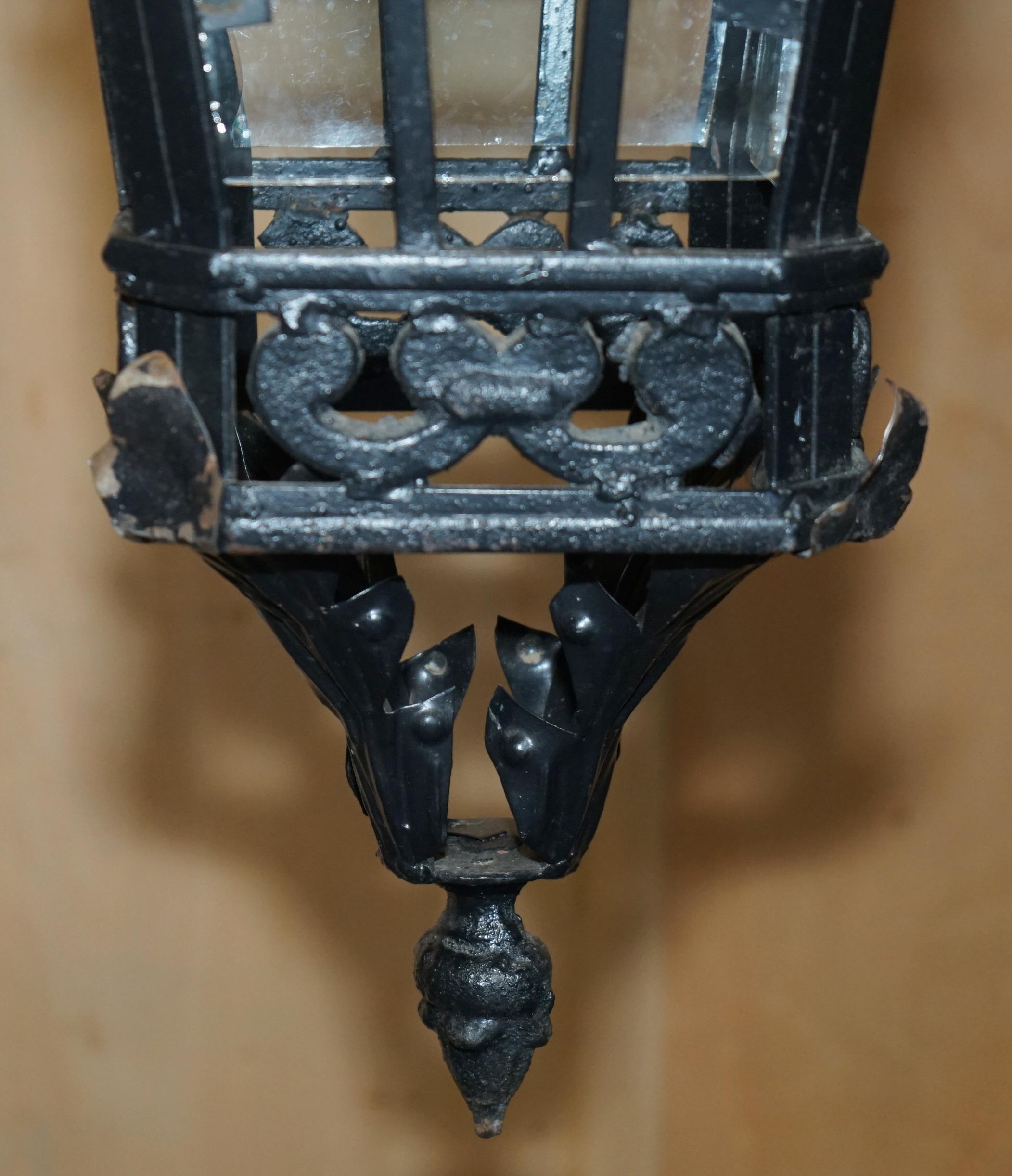 FINE PAIR OF EXTRA LARGE 20TH CENTURY FRENCH PARISIAN ART DECO HANGING LANTERNs For Sale 5