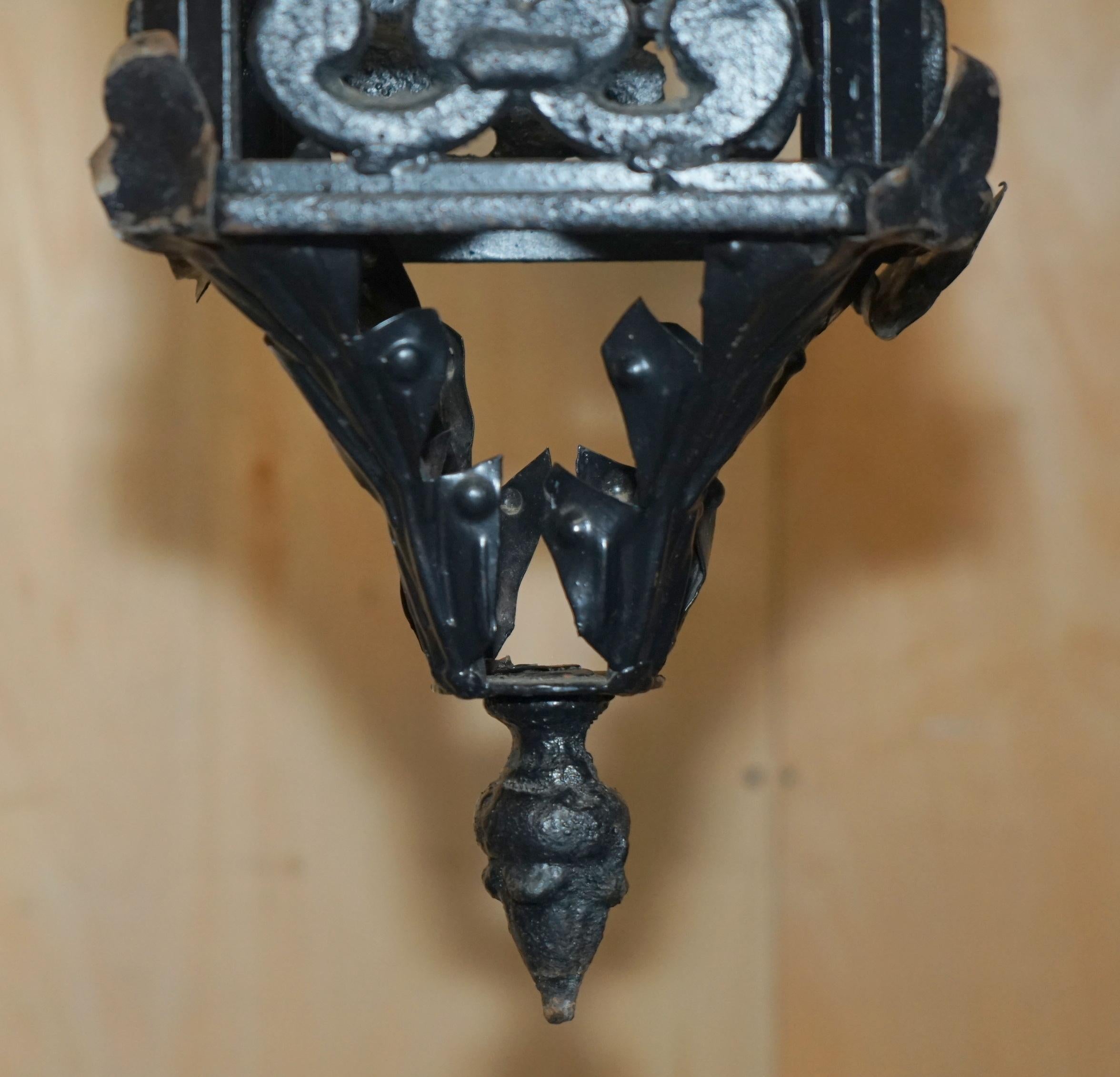 FINE PAIR OF EXTRA LARGE 20TH CENTURY FRENCH PARISIAN ART DECO HANGING LANTERNs For Sale 7