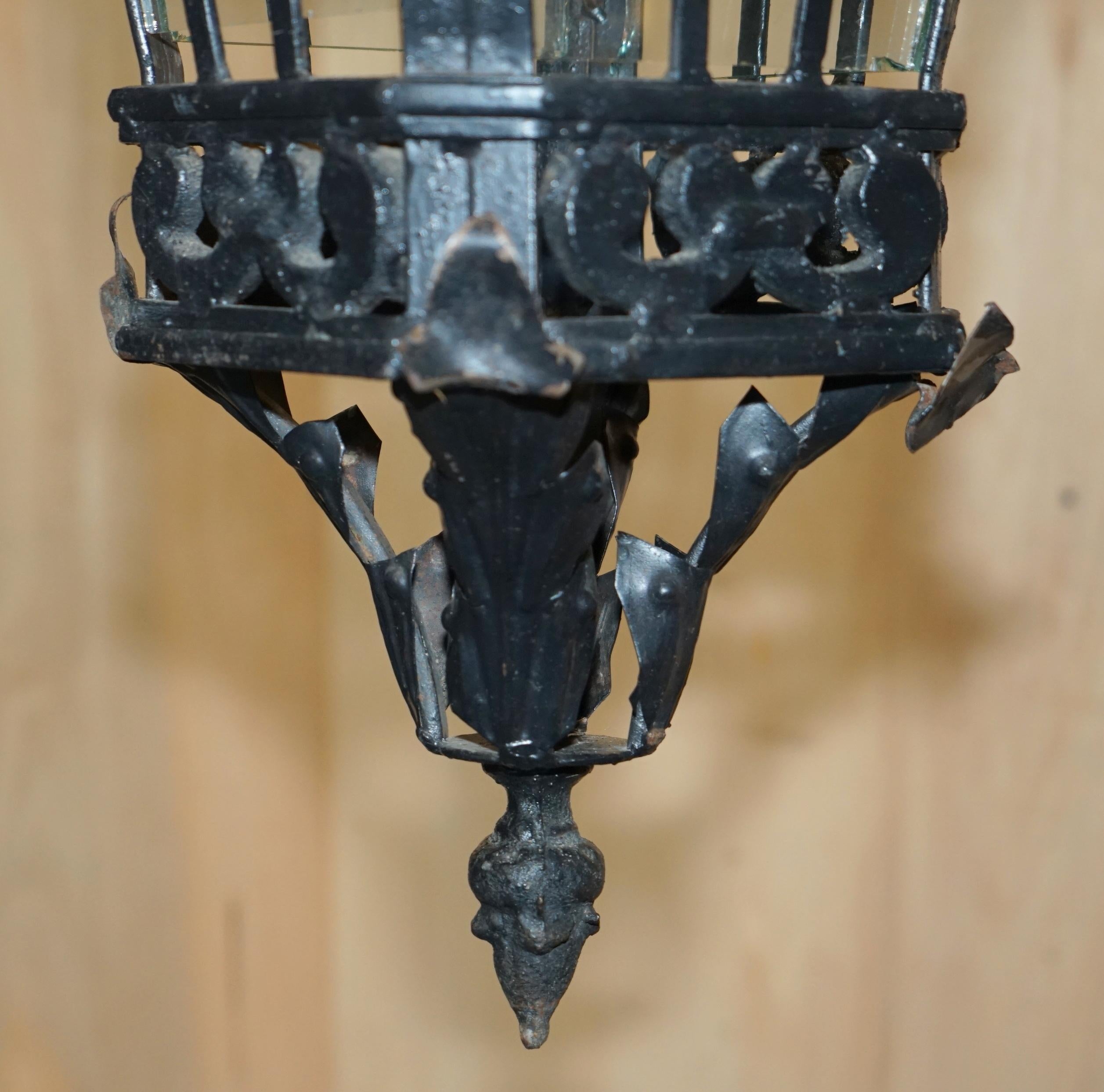 FINE PAIR OF EXTRA LARGE 20TH CENTURY FRENCH PARISIAN ART DECO HANGING LANTERNs For Sale 8