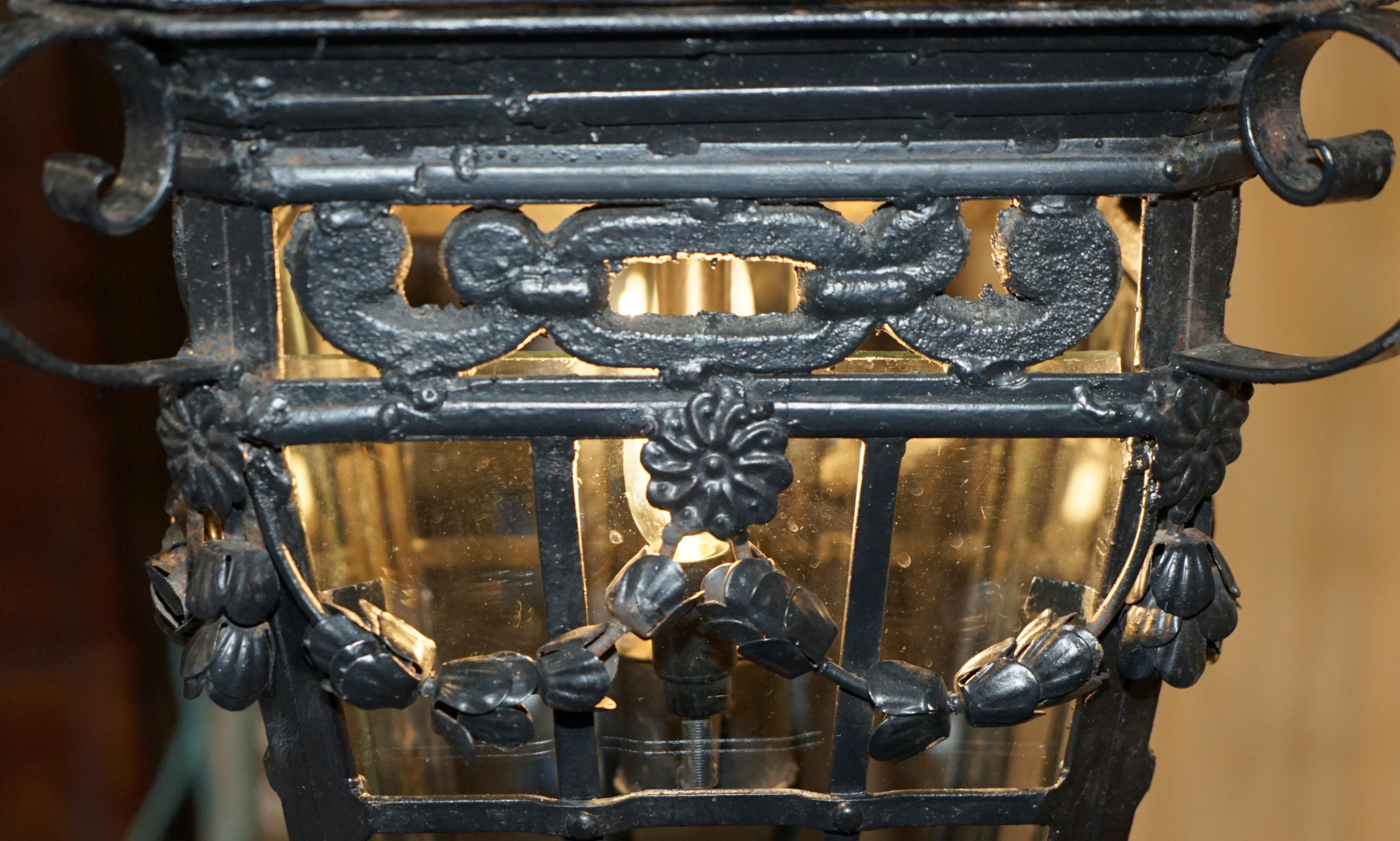 FINE PAIR OF EXTRA LARGE 20TH CENTURY FRENCH PARISIAN ART DECO HANGING LANTERNs For Sale 9