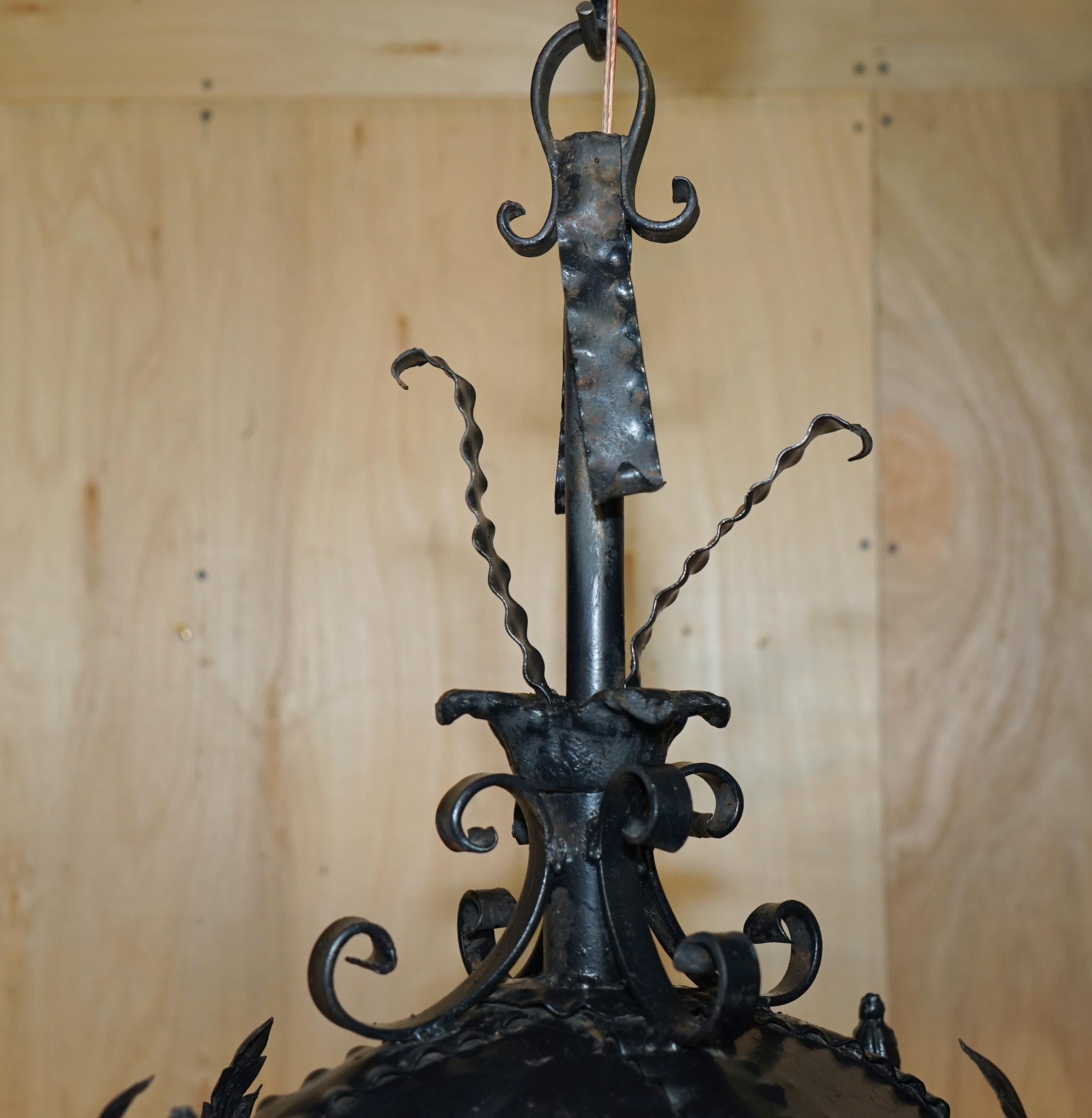 FINE PAIR OF EXTRA LARGE 20TH CENTURY FRENCH PARISIAN ART DECO HANGING LANTERNs In Good Condition For Sale In West Sussex, Pulborough