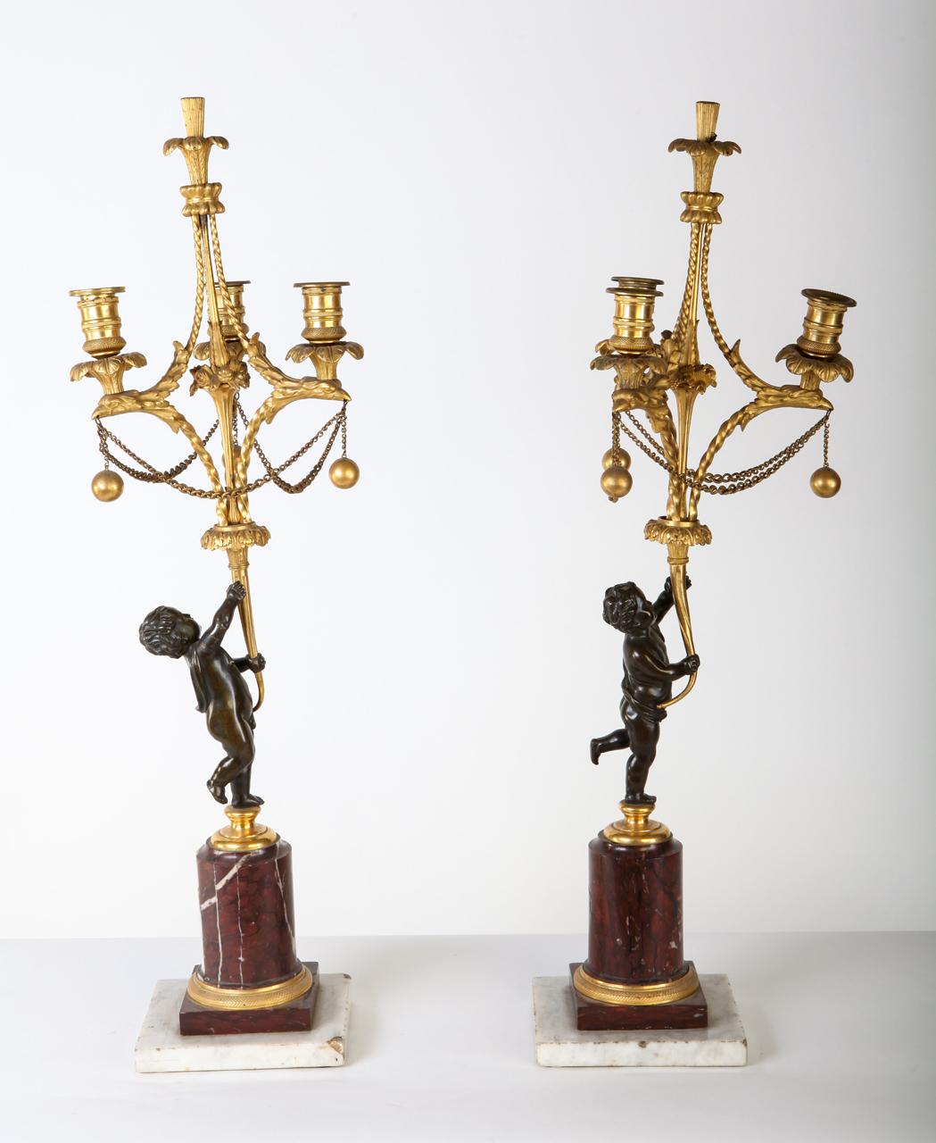 Luigi XVI Raffinata coppia di candelabri francesi del XVIII secolo in bronzo e bronzo dorato in vendita