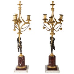 Fino par de candelabros franceses del siglo XVIII de bronce y bronce dorado