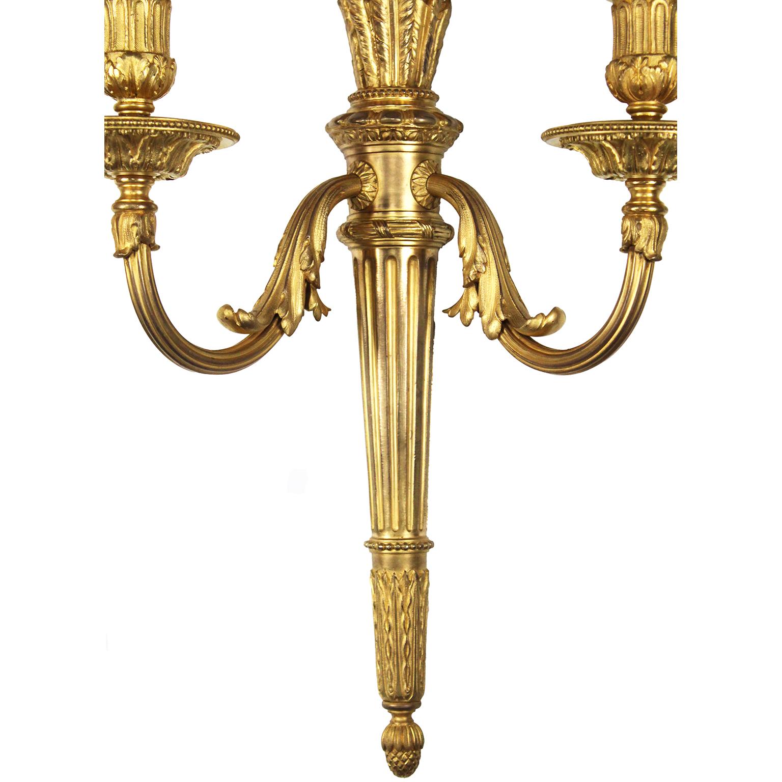 Fino par de apliques franceses de bronce dorado estilo Luis XVI del siglo XIX-XX en Bueno estado para la venta en Los Angeles, CA