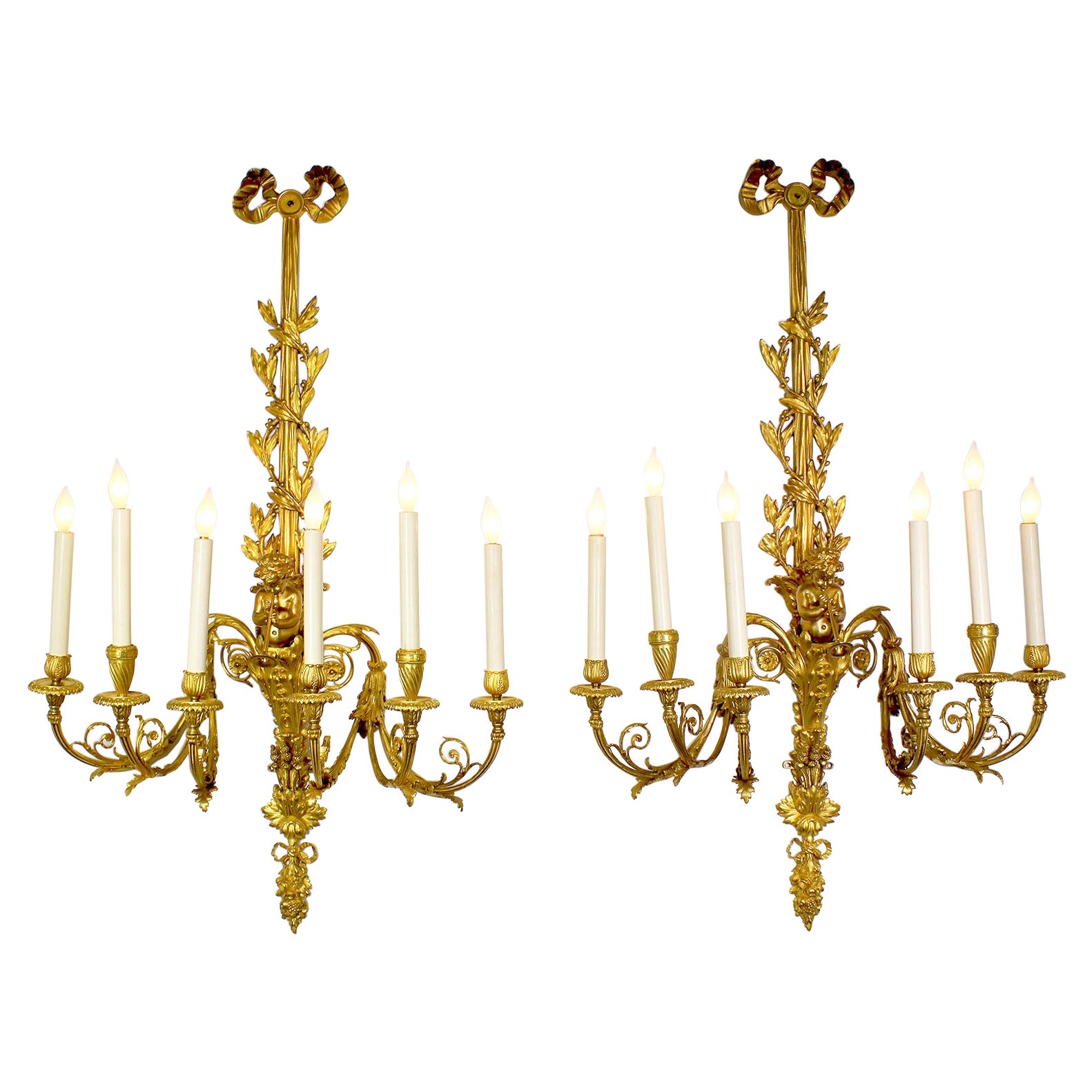 Paire d'appliques murales figuratives françaises du 19ème siècle en bronze doré représentant des enfants en vente