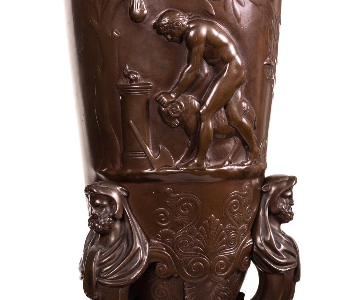 
Raffinata coppia di candelabri francesi Barbedienne in bronzo dorato e patinato dell'ultimo quarto del XIX secolo, fusi da Ferdinand Barbediennee ciascun vaso a due manici, firmato F. Barbedienne, il corpo fuso a bassorilievo con una scena di due