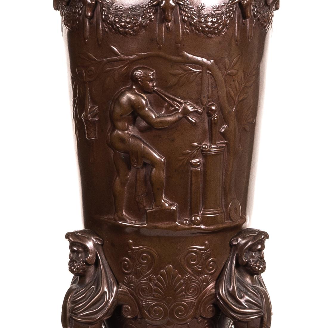 XX secolo Raffinata coppia di candelabri francesi Barbedienne in bronzo dorato e patinato in vendita