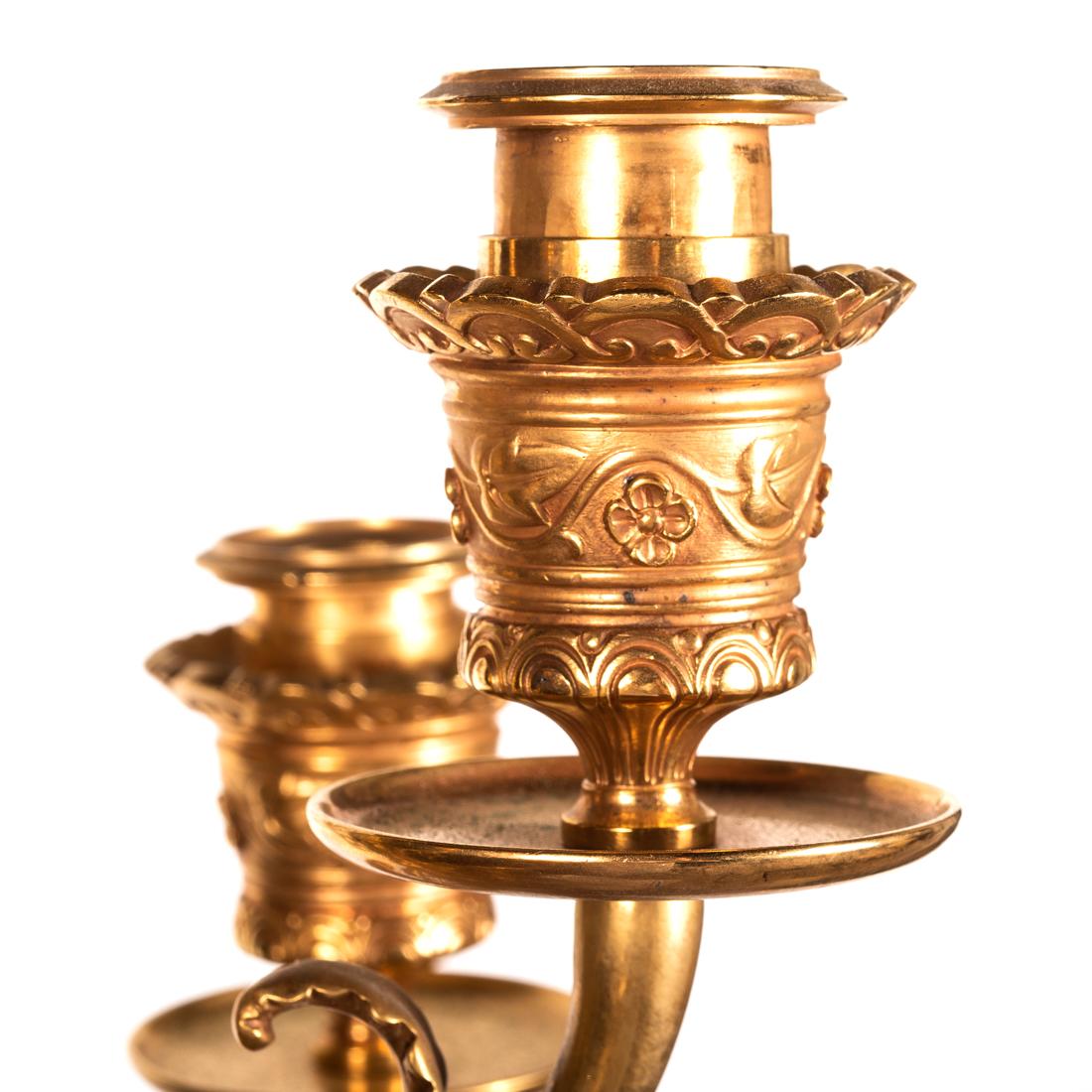 Bronzo Raffinata coppia di candelabri francesi Barbedienne in bronzo dorato e patinato in vendita
