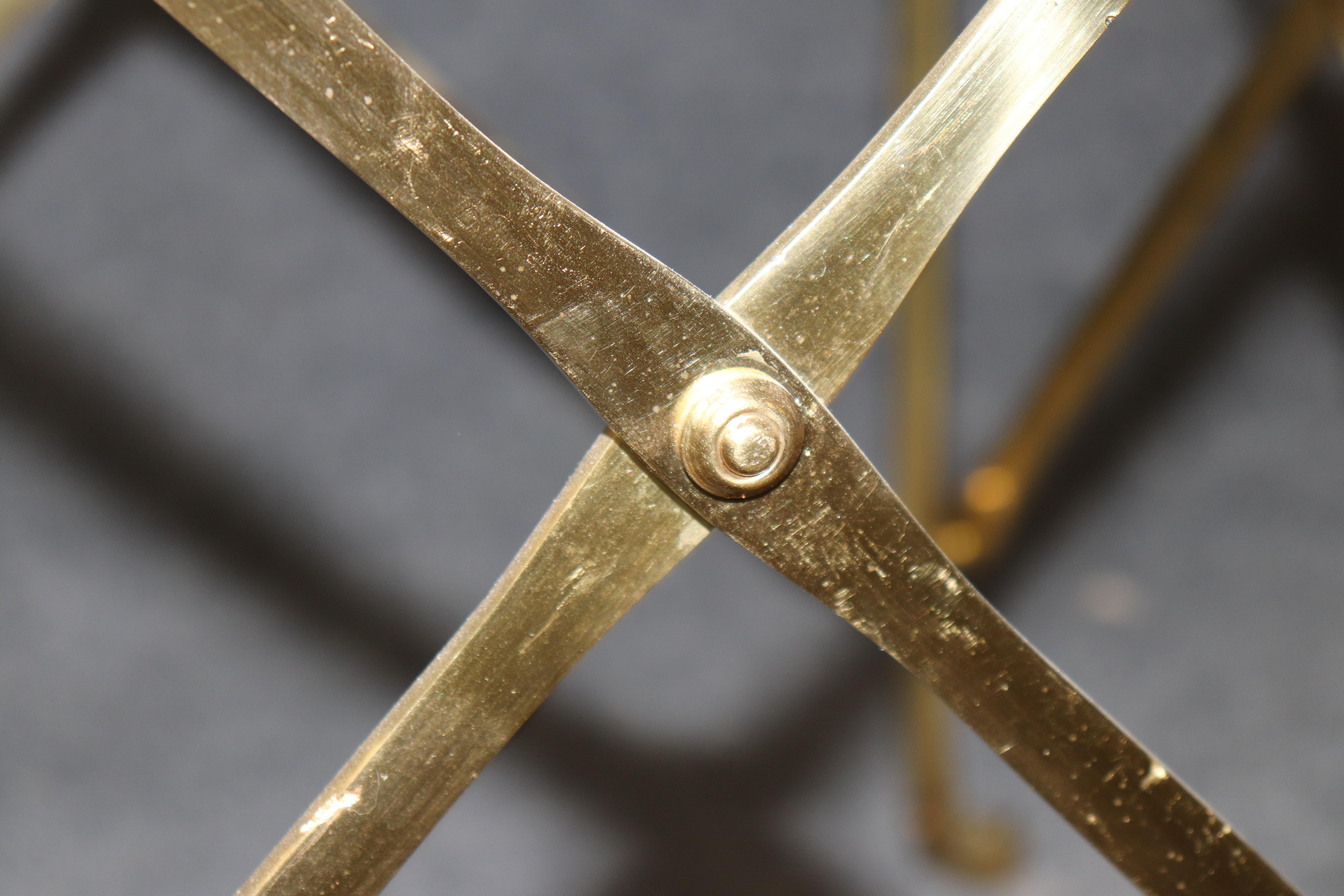 Paire de tables de guéridon en laiton et marbre Circa 1960 en vente 3