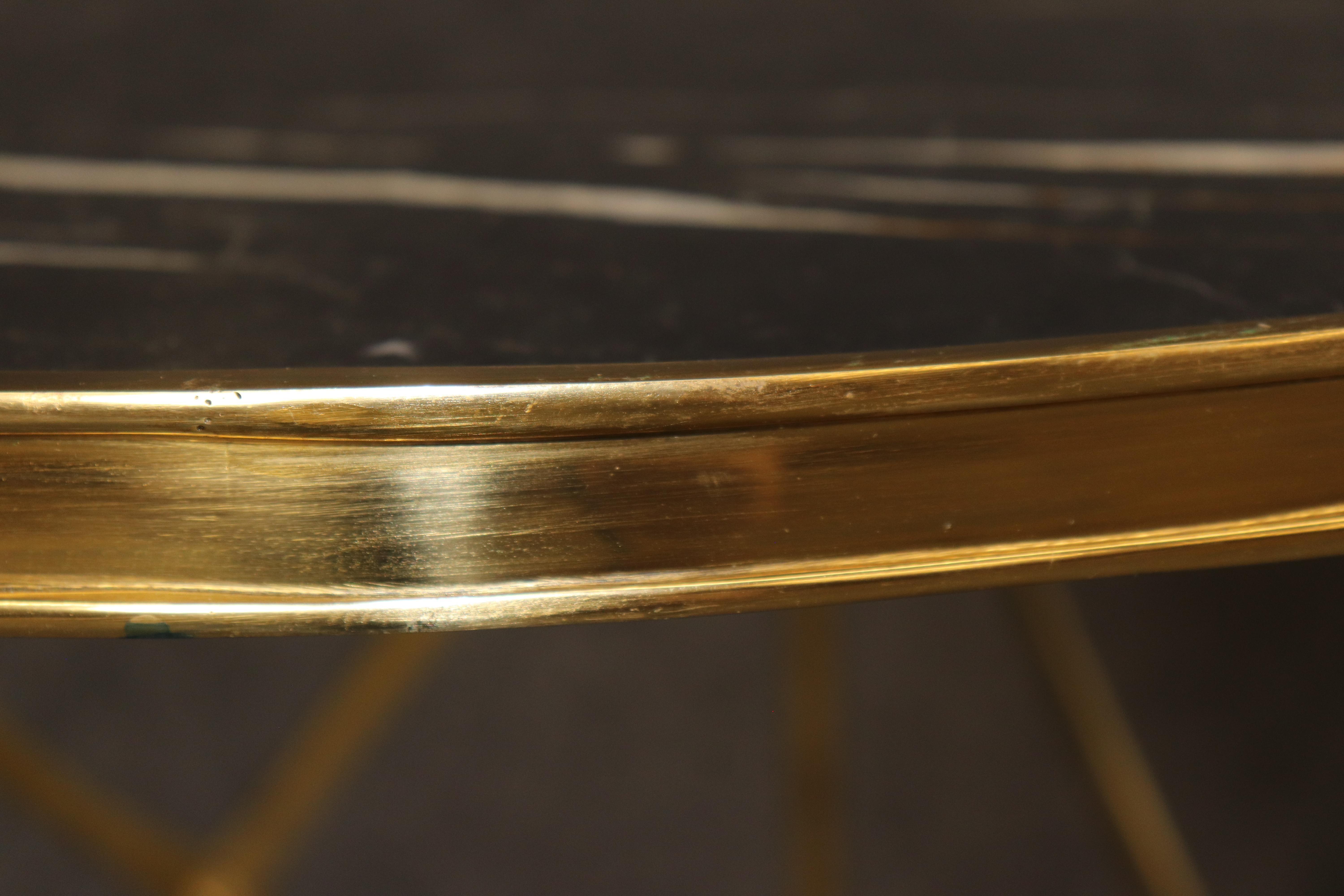 Paire de tables de guéridon en laiton et marbre Circa 1960 en vente 4