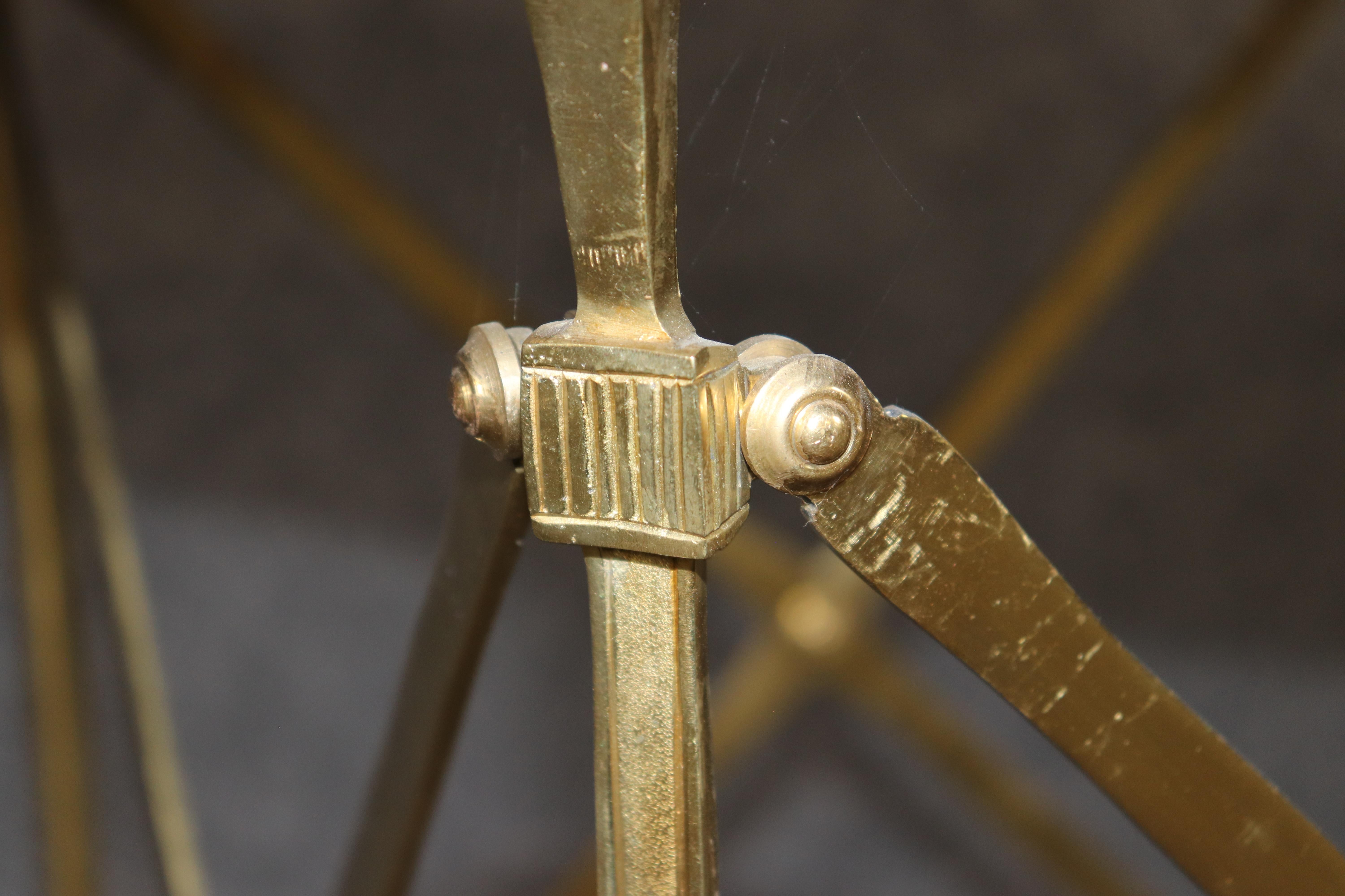 Paire de tables de guéridon en laiton et marbre Circa 1960 en vente 5