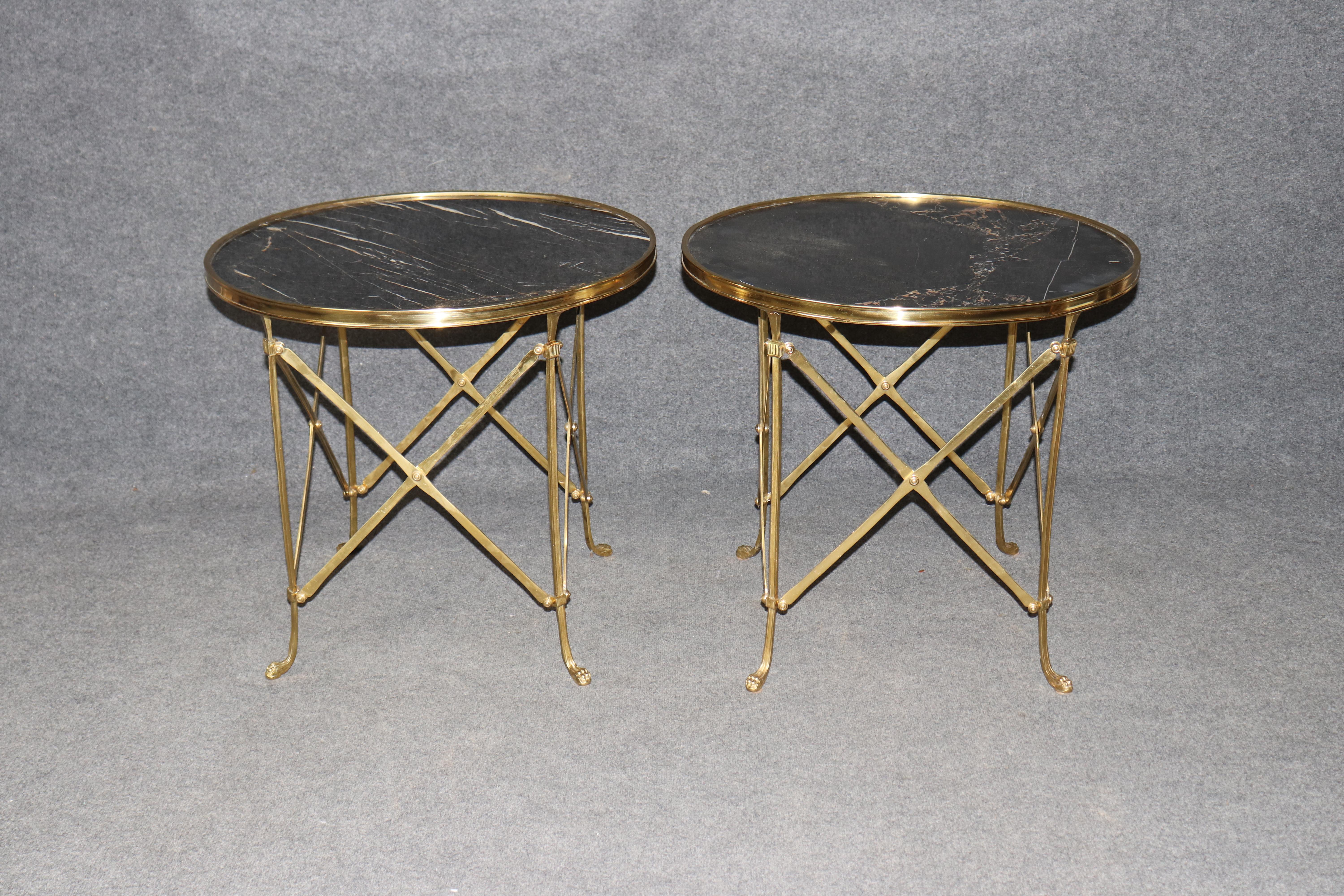 Paire de tables de guéridon en laiton et marbre de style Directoire, vers les années 1960

Cette paire sophistiquée de guéridons ou tables d'appoint de style Directoire français des années 1960 incarne parfaitement le raffinement du milieu du