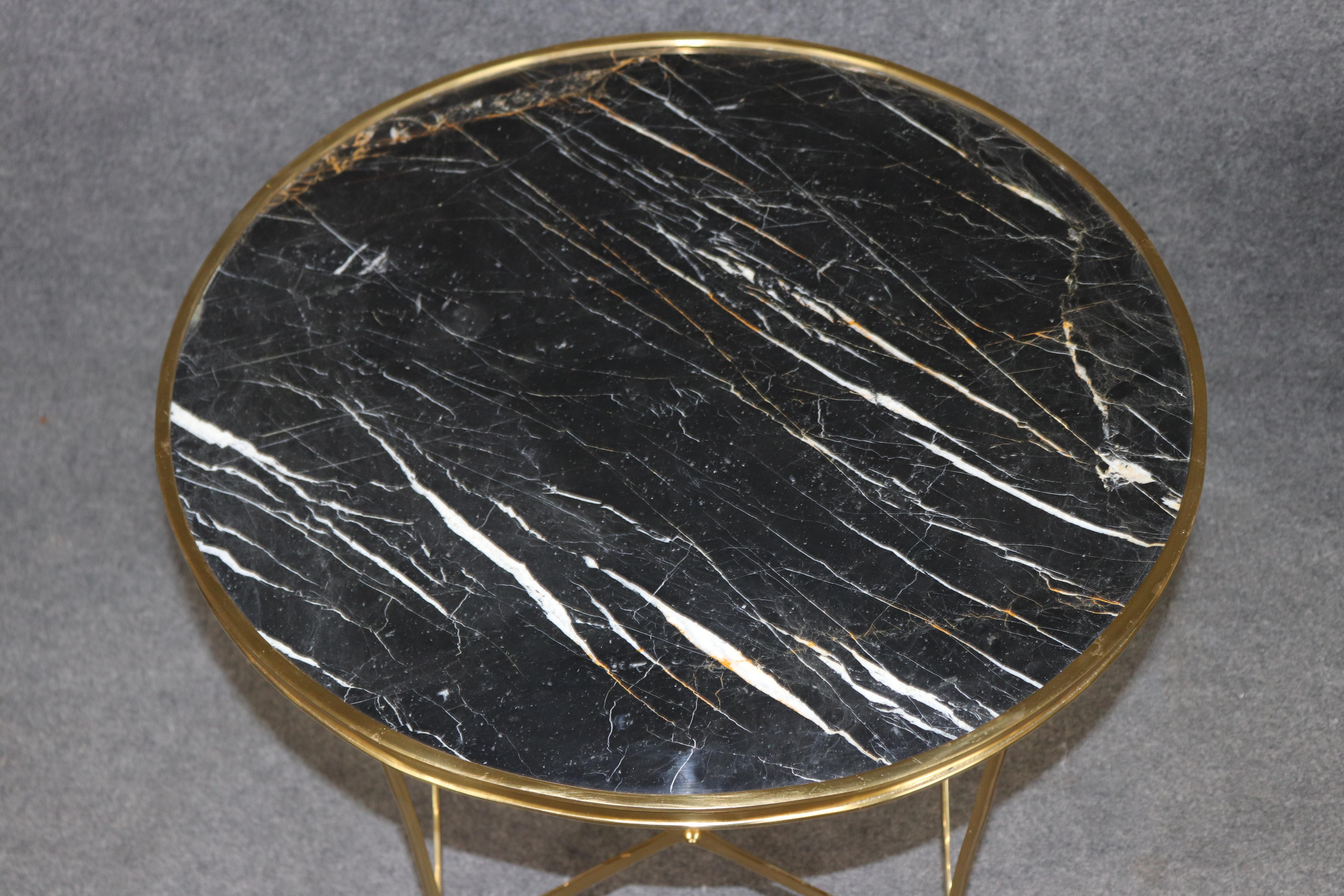 Directoire Paire de tables de guéridon en laiton et marbre Circa 1960 en vente