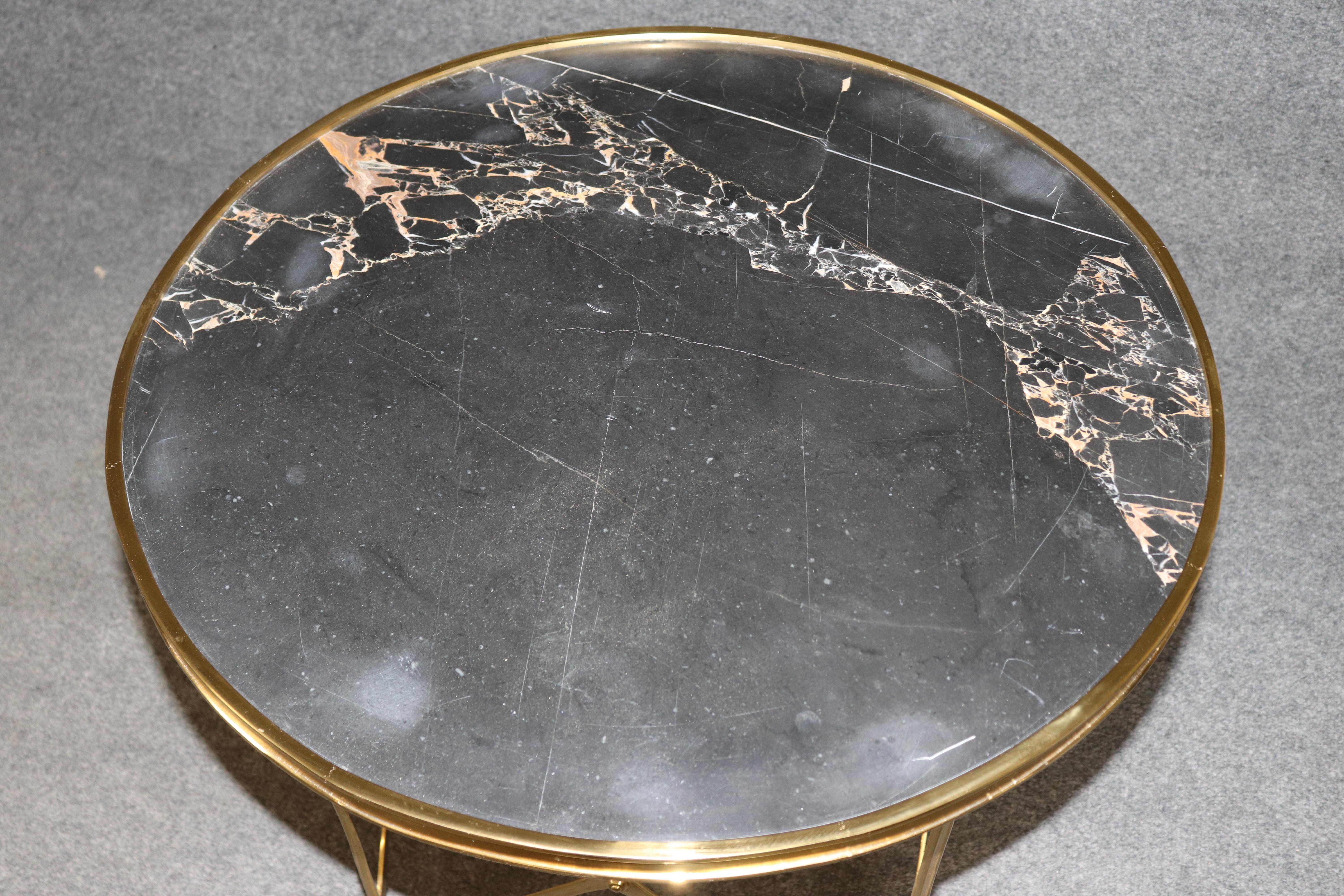 Français Paire de tables de guéridon en laiton et marbre Circa 1960 en vente