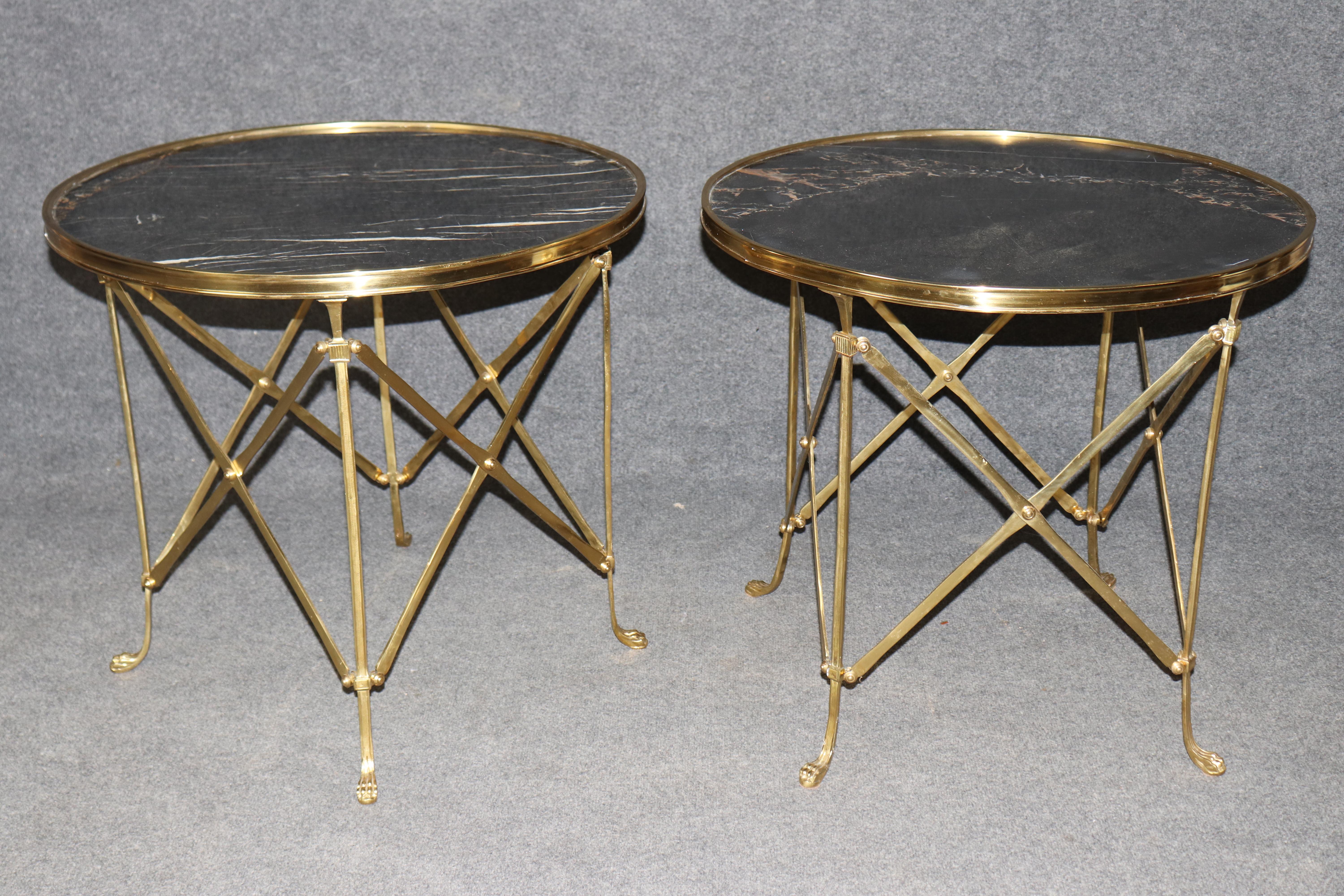 Milieu du XXe siècle Paire de tables de guéridon en laiton et marbre Circa 1960 en vente