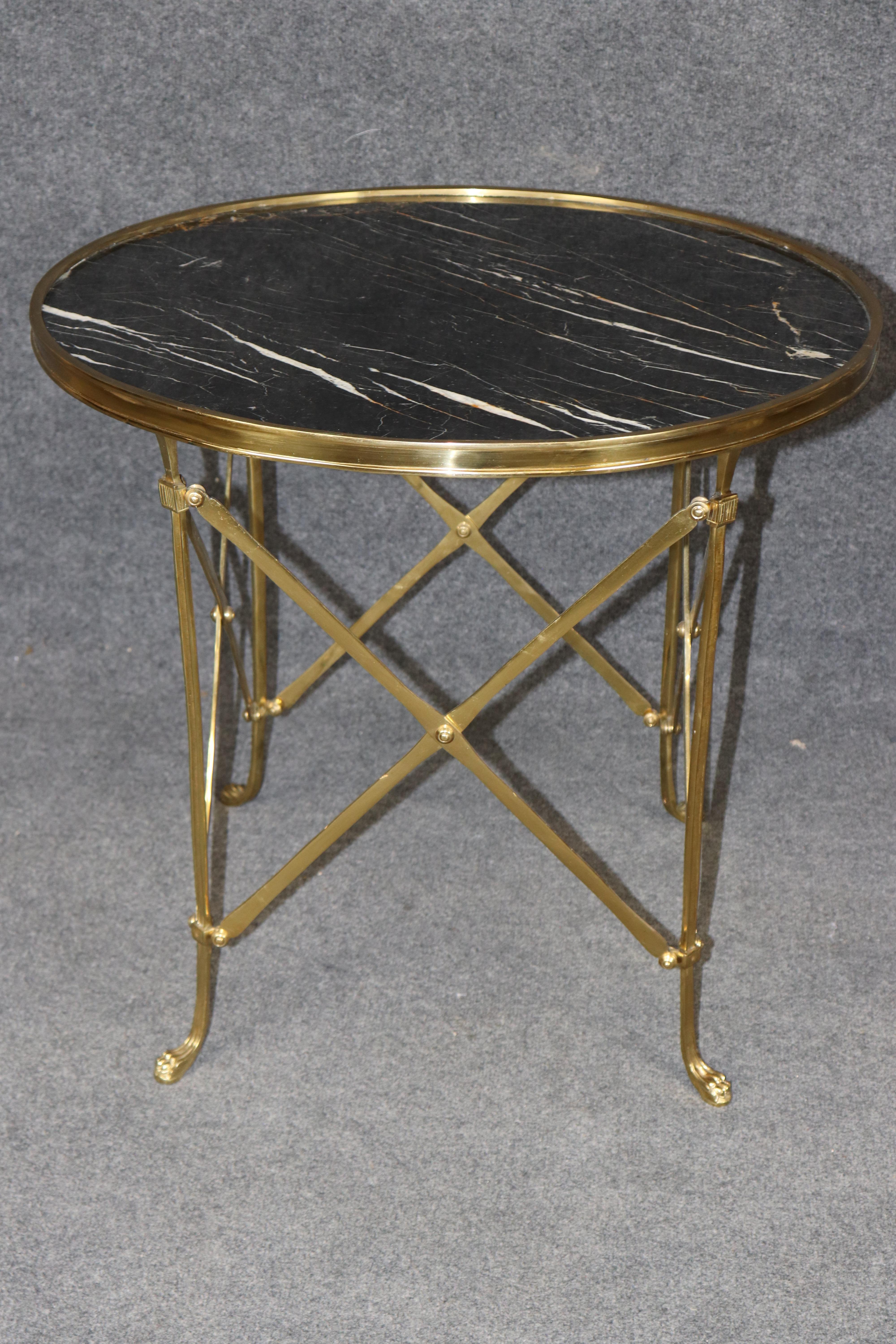 Laiton Paire de tables de guéridon en laiton et marbre Circa 1960 en vente