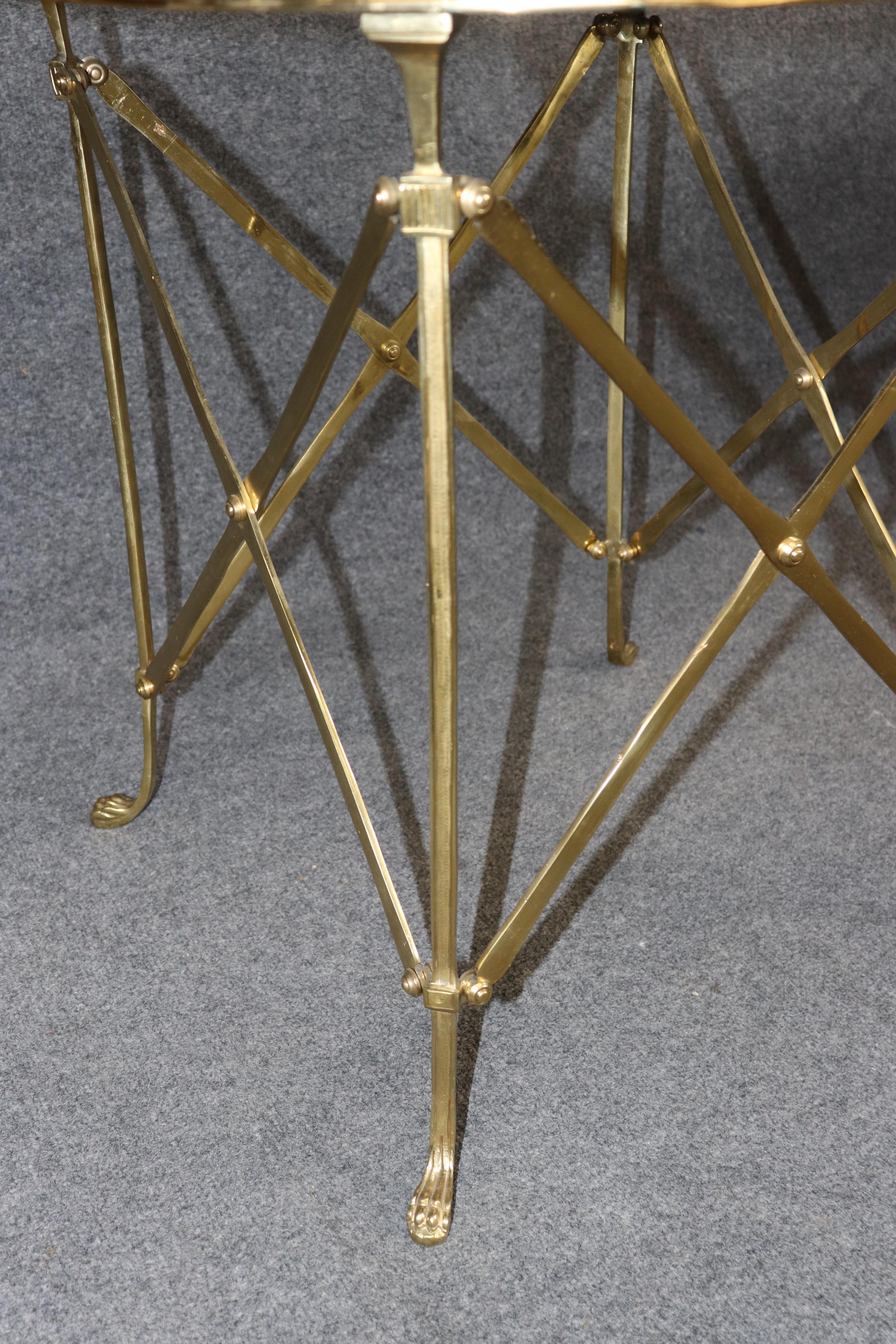 Paire de tables de guéridon en laiton et marbre Circa 1960 en vente 1