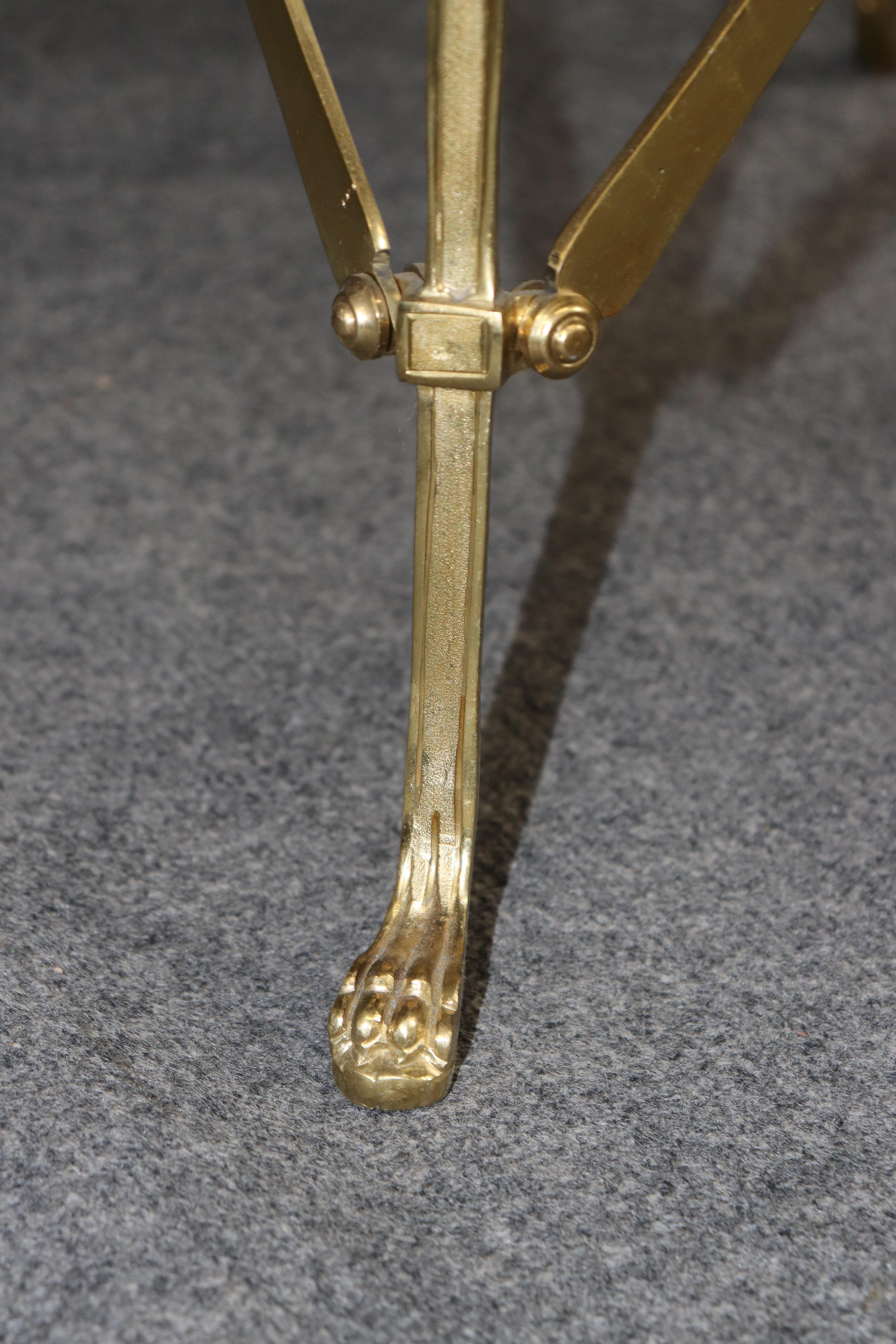 Paire de tables de guéridon en laiton et marbre Circa 1960 en vente 2