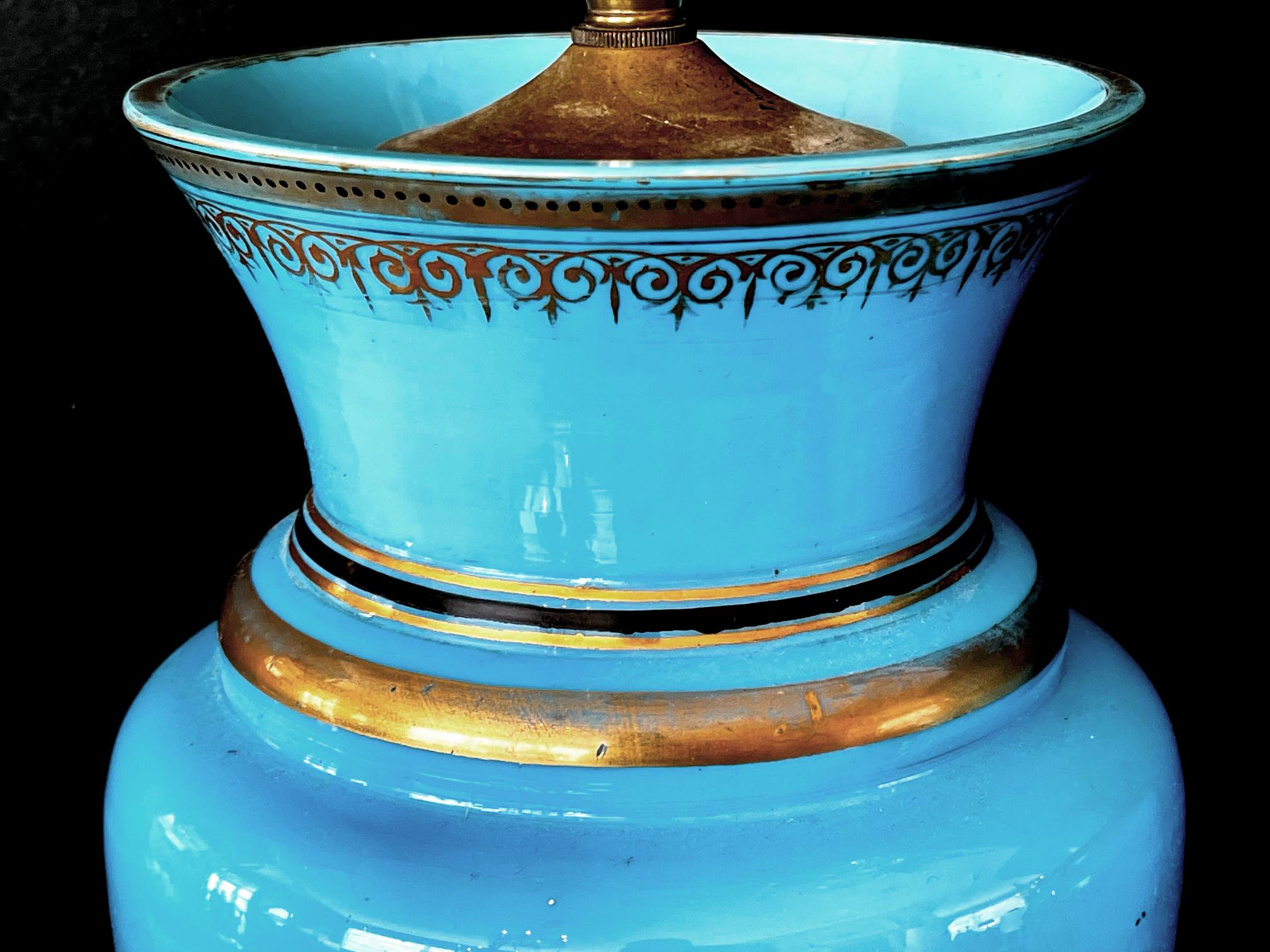 XIXe siècle Paire de lampes céruléennes bleues à décor polychrome en vente