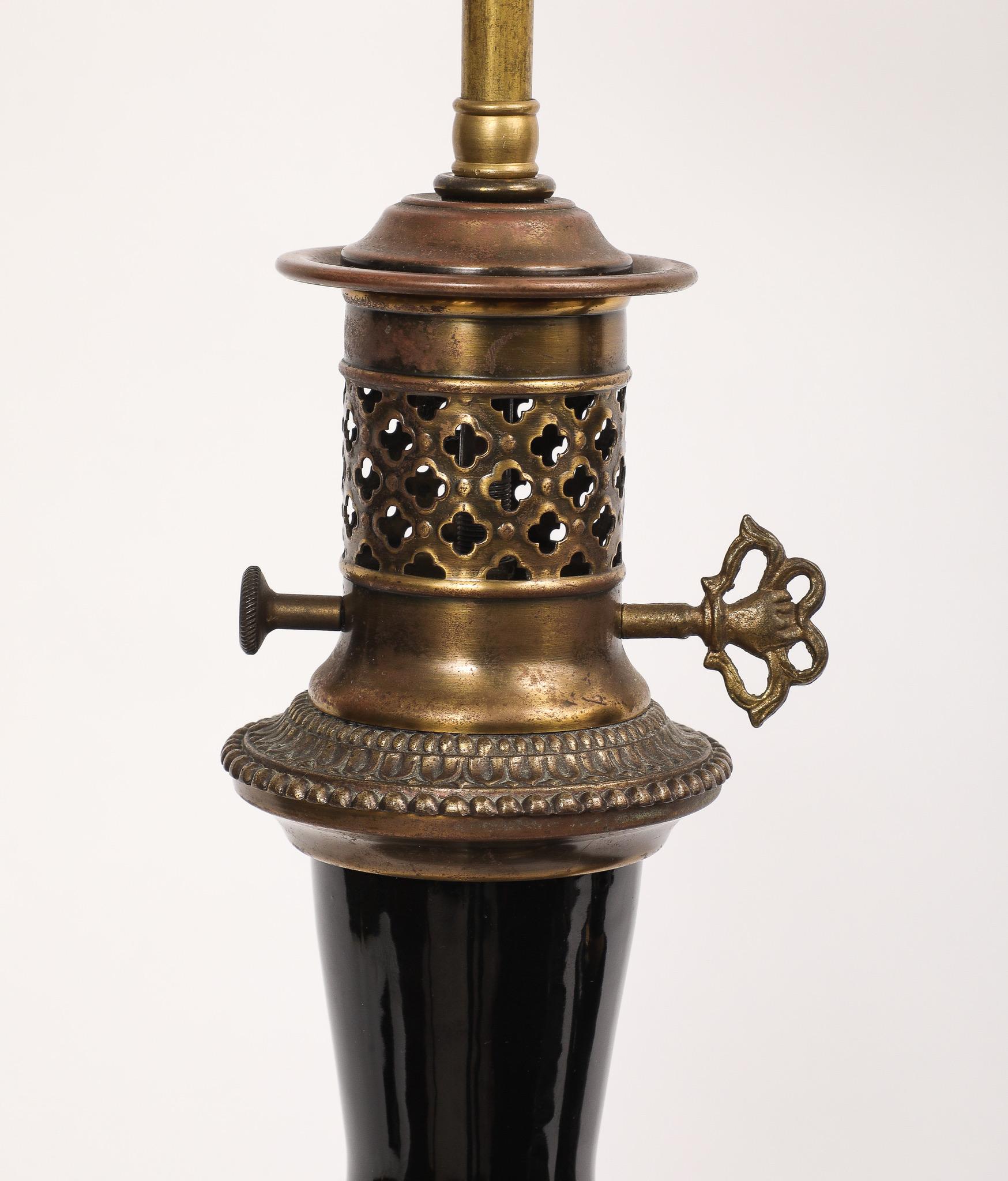 Paire de lampes de bureau de style Empire français en porcelaine noire et bronze montées sur pied en vente 4