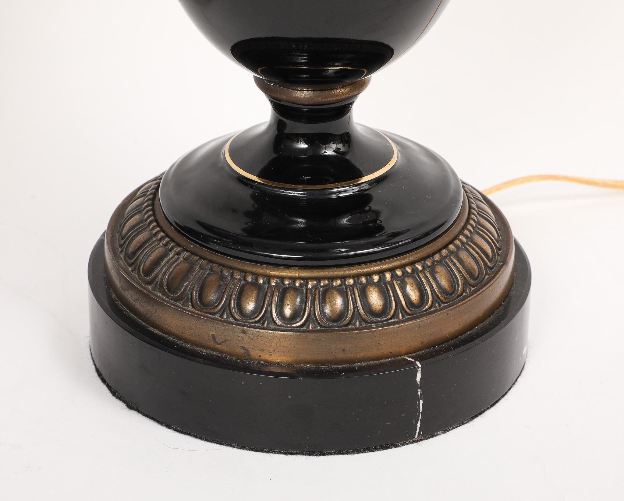 Paire de lampes de bureau de style Empire français en porcelaine noire et bronze montées sur pied en vente 5
