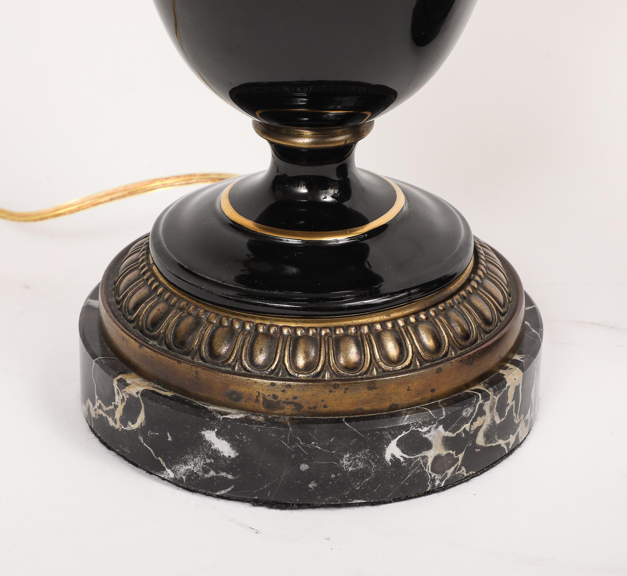 Paire de lampes de bureau de style Empire français en porcelaine noire et bronze montées sur pied en vente 6