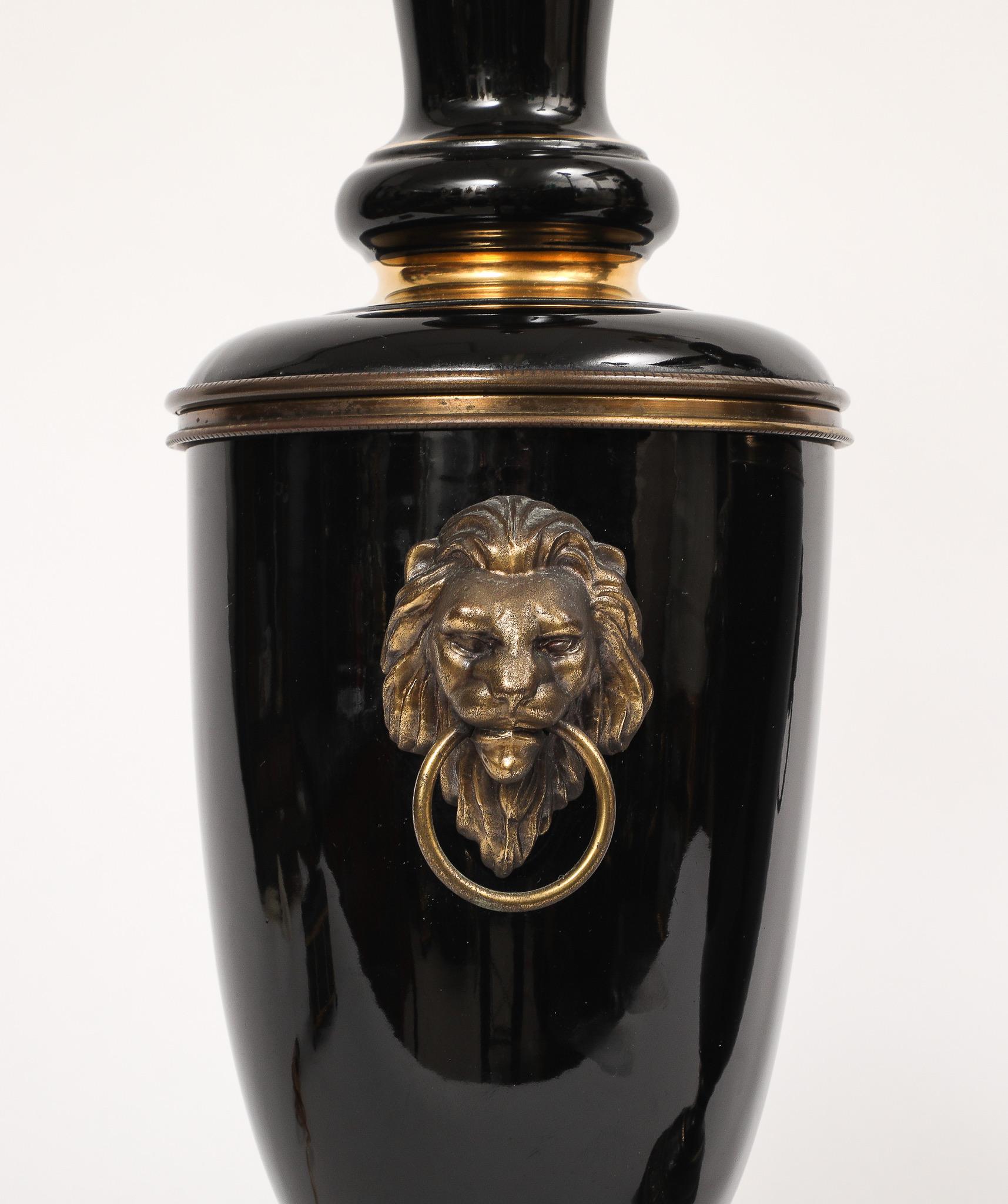 Paire de lampes de bureau de style Empire français en porcelaine noire et bronze montées sur pied en vente 7