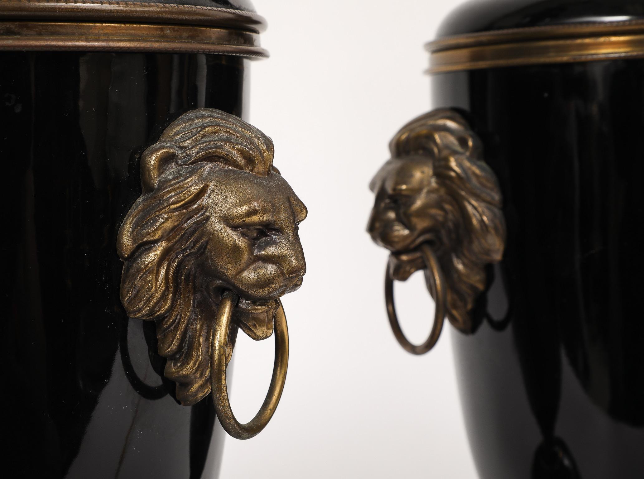 Paire de lampes de bureau de style Empire français en porcelaine noire et bronze montées sur pied en vente 8