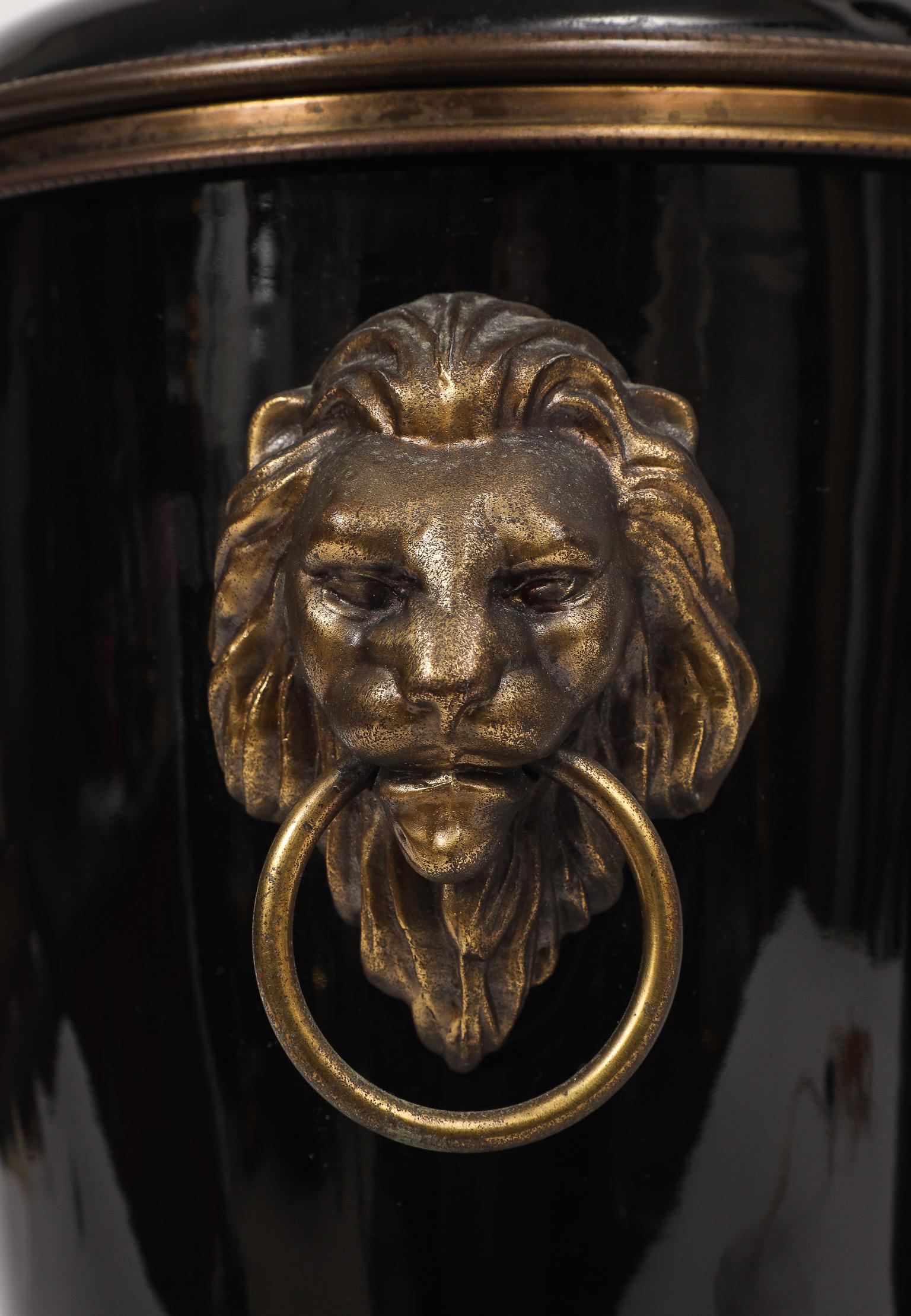 Paire de lampes de bureau de style Empire français en porcelaine noire et bronze montées sur pied en vente 9