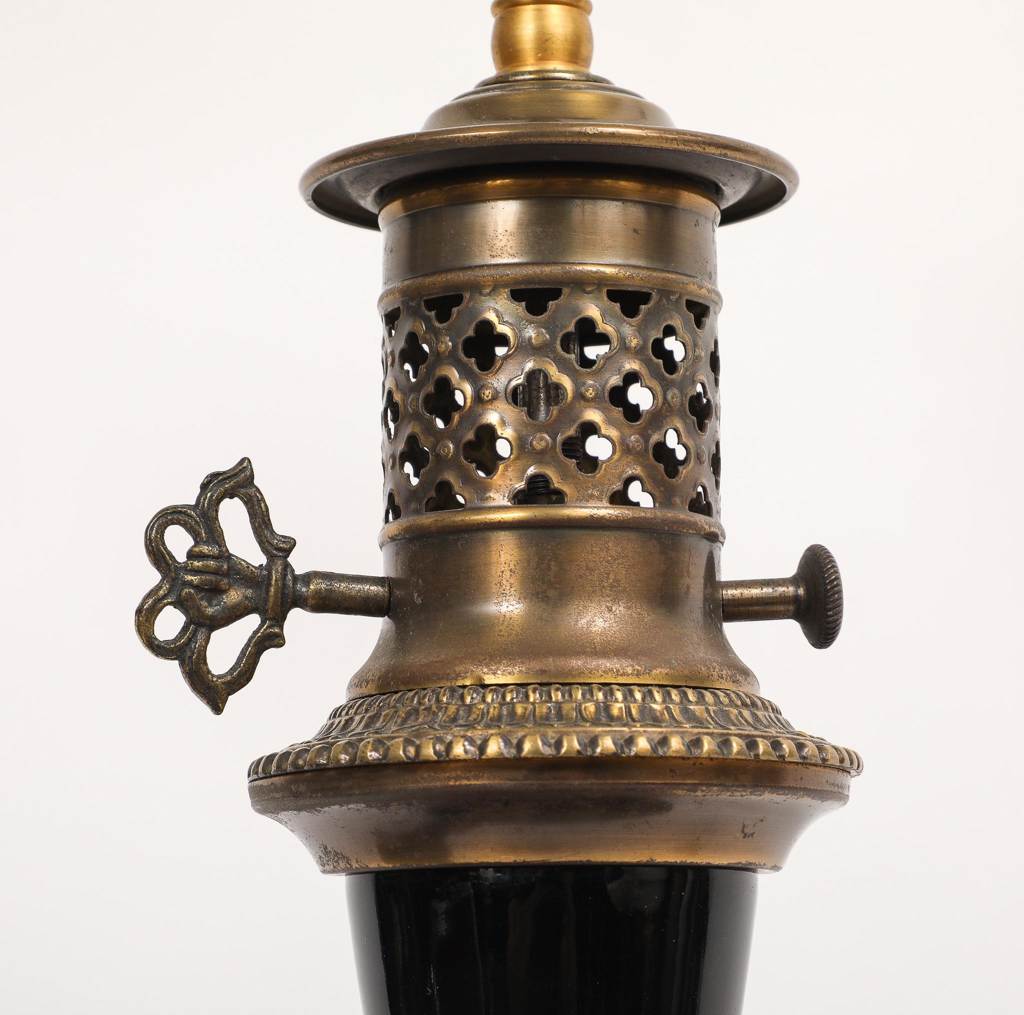 Paire de lampes de bureau de style Empire français en porcelaine noire et bronze montées sur pied en vente 10