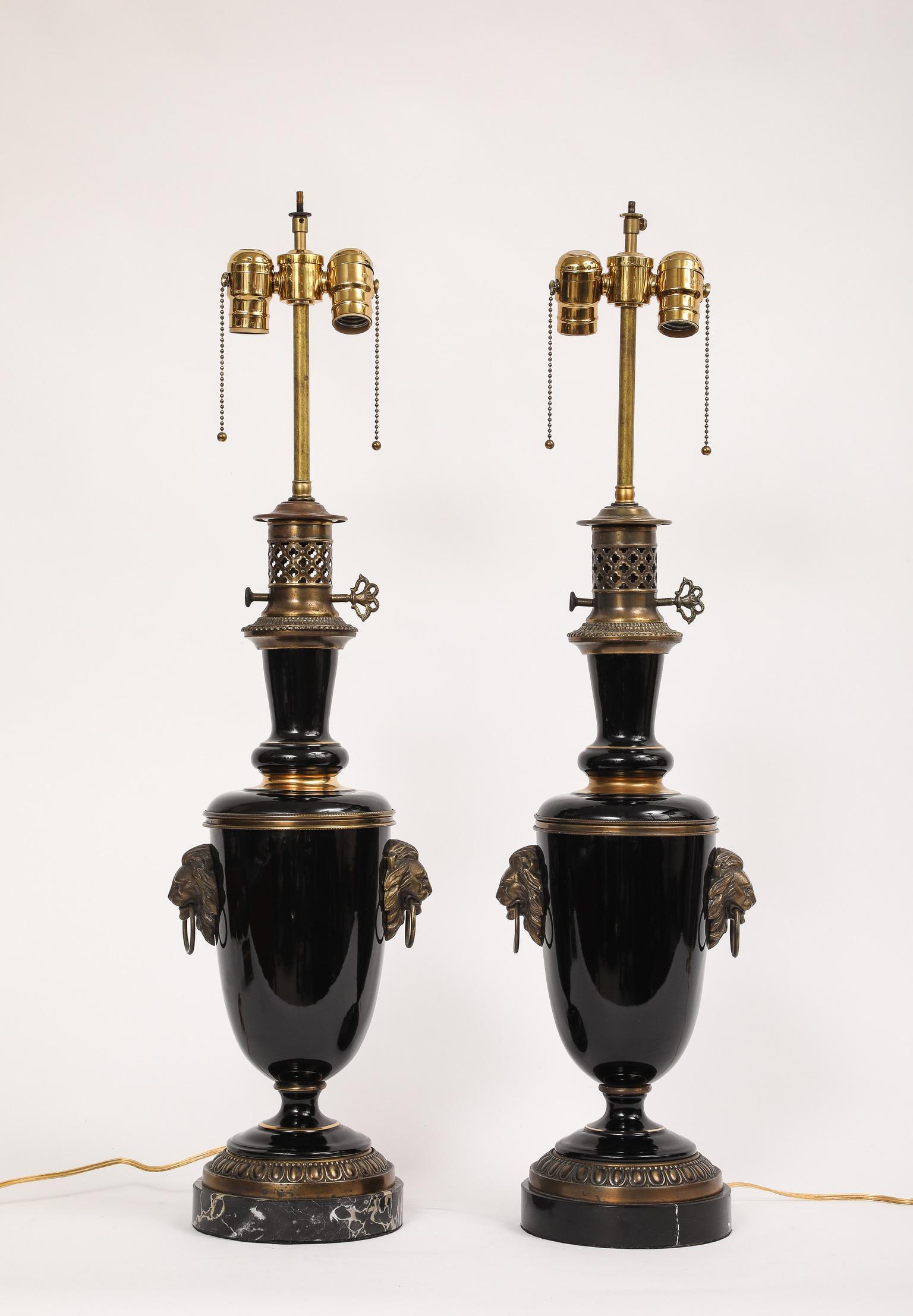 Français Paire de lampes de bureau de style Empire français en porcelaine noire et bronze montées sur pied en vente