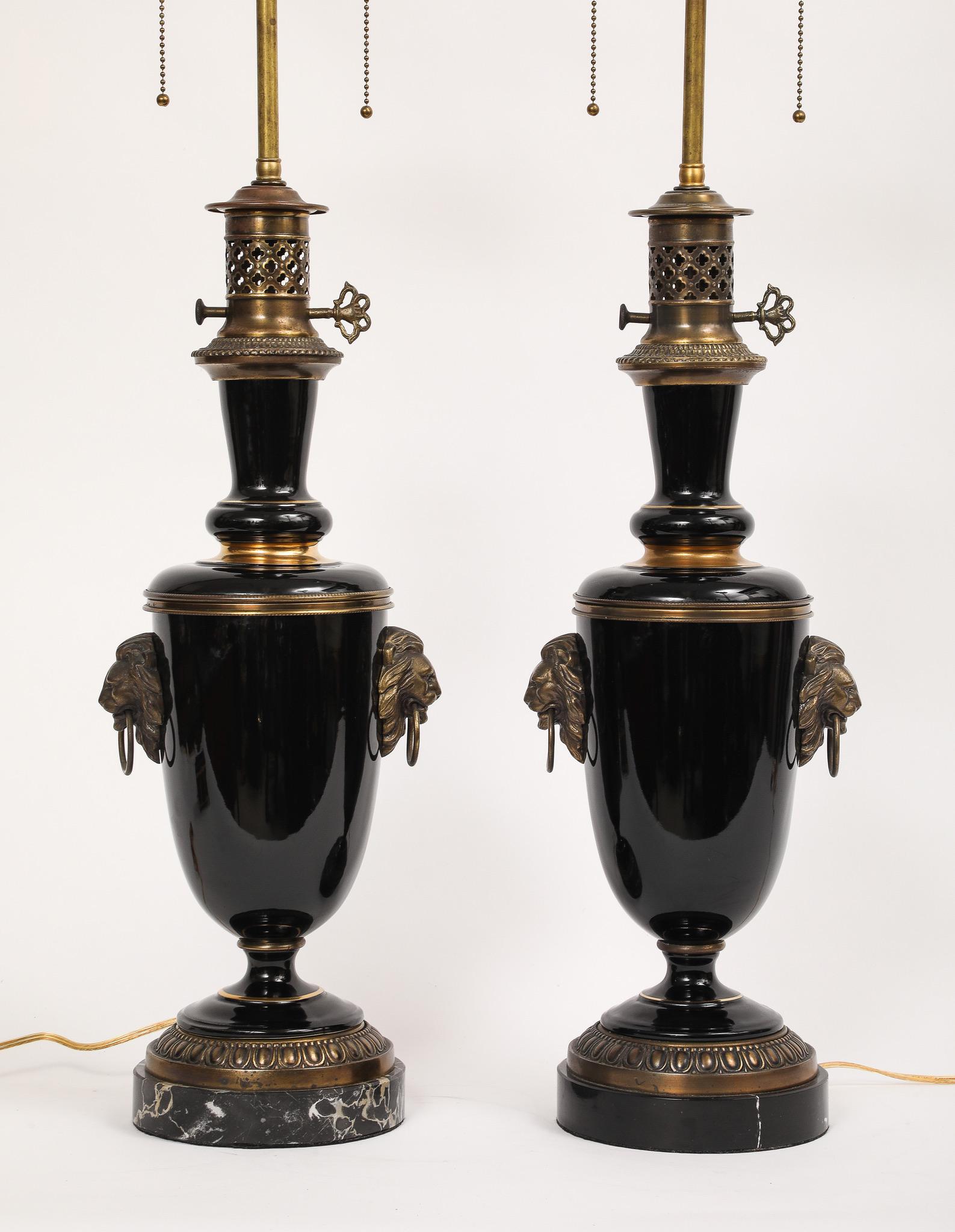 Vernissé Paire de lampes de bureau de style Empire français en porcelaine noire et bronze montées sur pied en vente