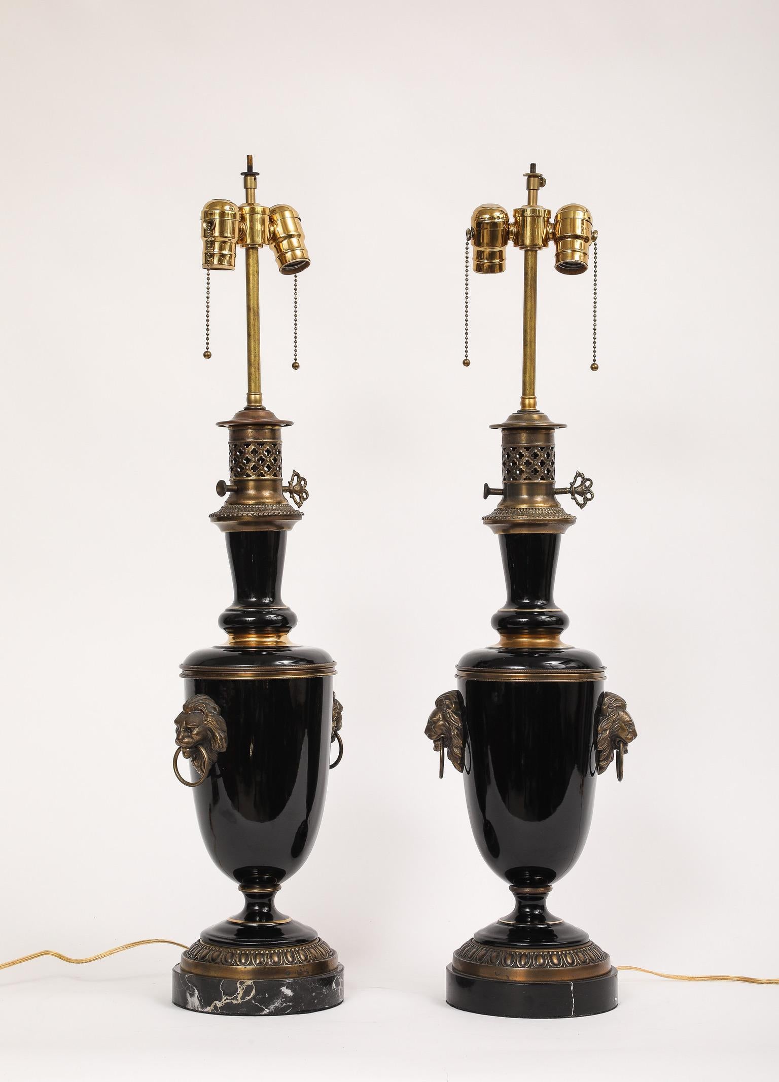 Paire de lampes de bureau de style Empire français en porcelaine noire et bronze montées sur pied Bon état - En vente à New York, NY