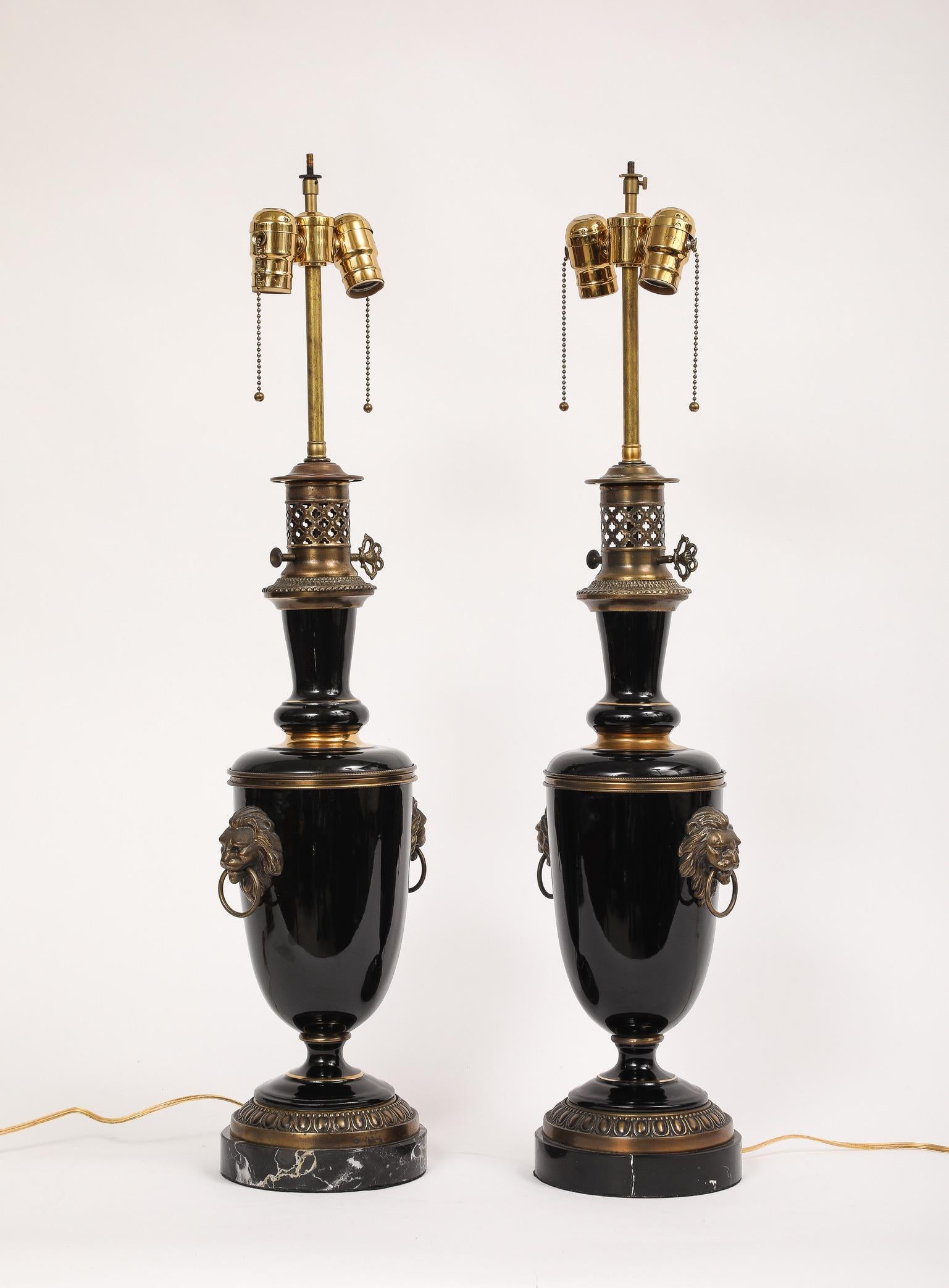 Début du 20ème siècle Paire de lampes de bureau de style Empire français en porcelaine noire et bronze montées sur pied en vente